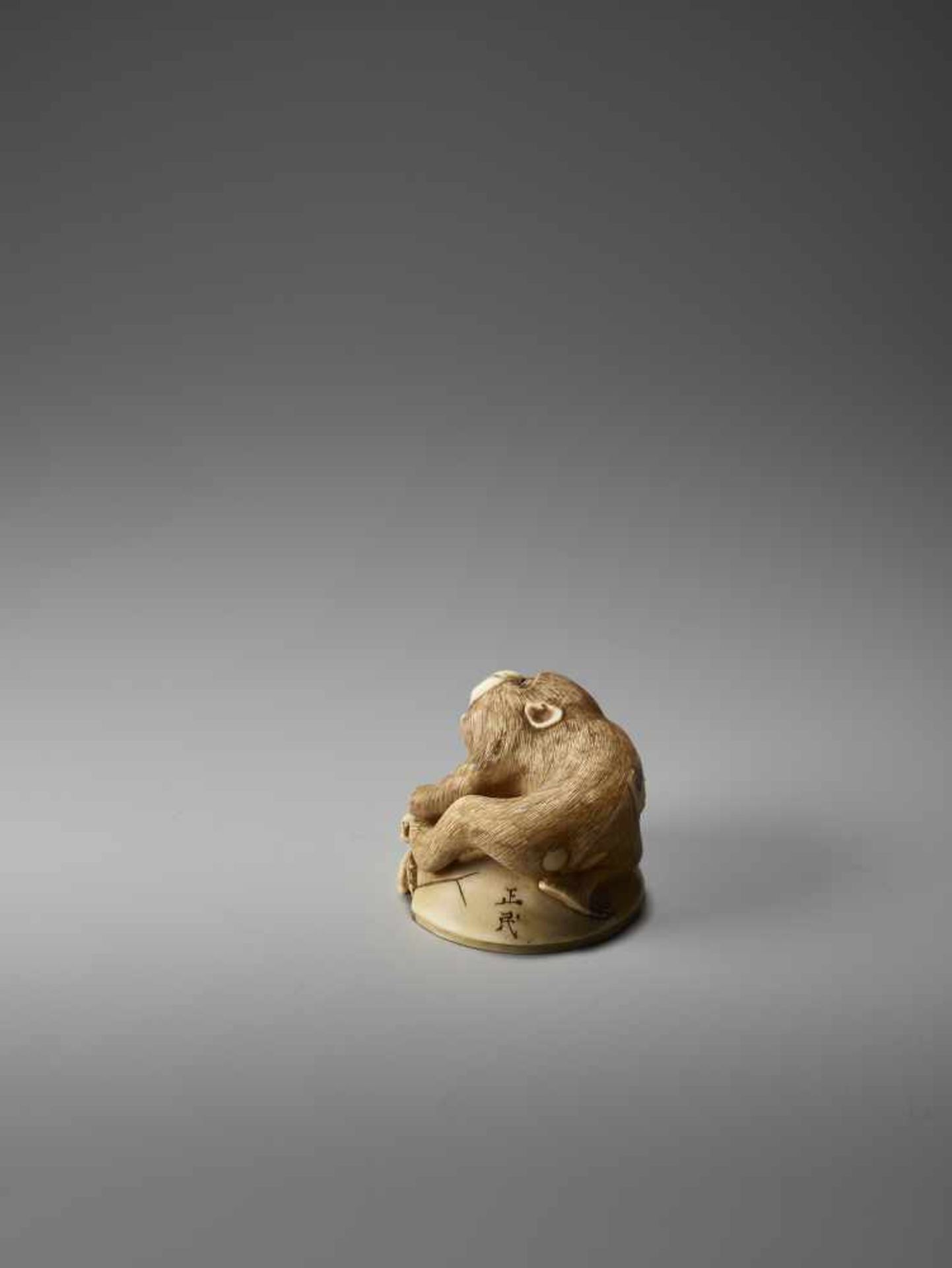 AN IVORY NETSUKE OF A MONKEY TRAPPING AN OCTOPUS BY MASATAMIBy Masatami, ivory netsukeJapan, - Bild 7 aus 10