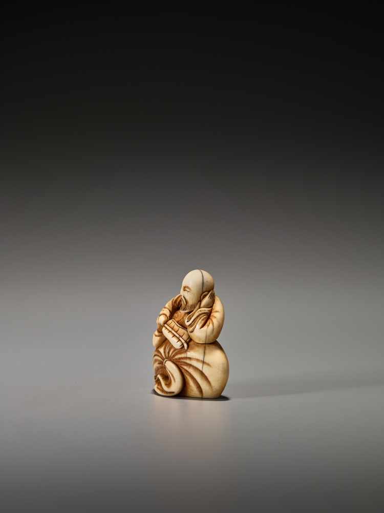 AN EARLY IVORY NETSUKE OF A CHINESE SAGE ON A LARGE BAGUnsigned, ivory netsukeJapan, 18th century, - Image 2 of 5