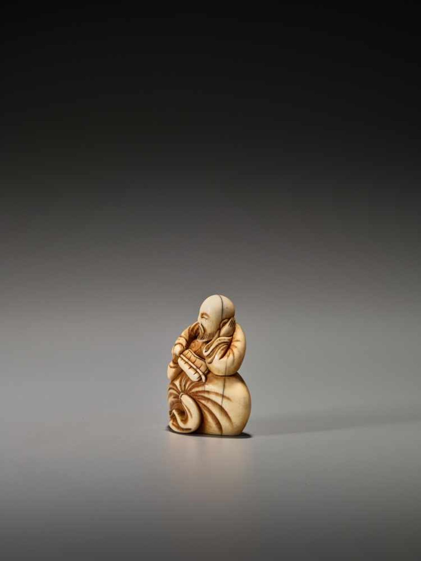 AN EARLY IVORY NETSUKE OF A CHINESE SAGE ON A LARGE BAGUnsigned, ivory netsukeJapan, 18th century, - Bild 2 aus 5