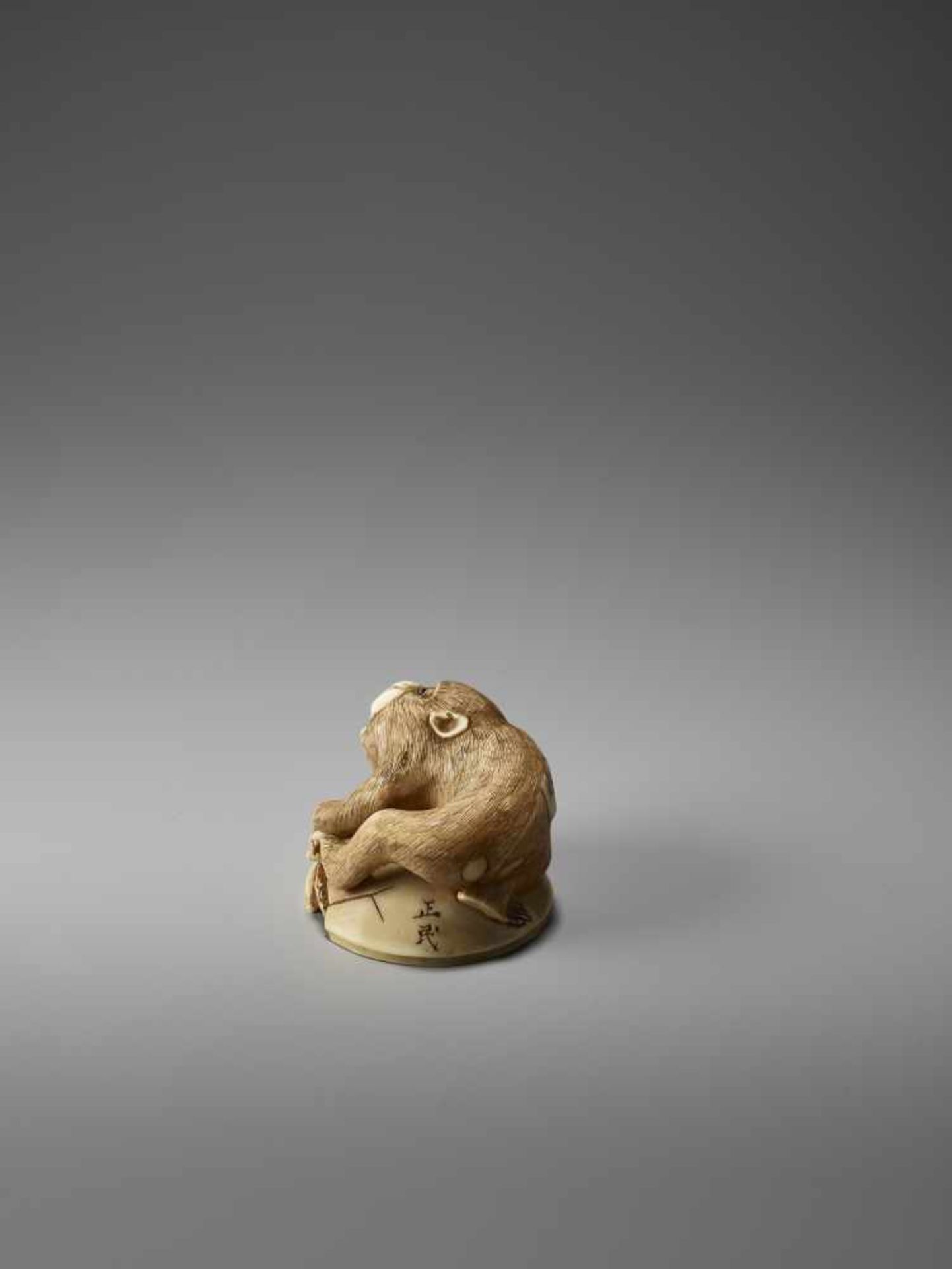 AN IVORY NETSUKE OF A MONKEY TRAPPING AN OCTOPUS BY MASATAMIBy Masatami, ivory netsukeJapan, - Bild 4 aus 10