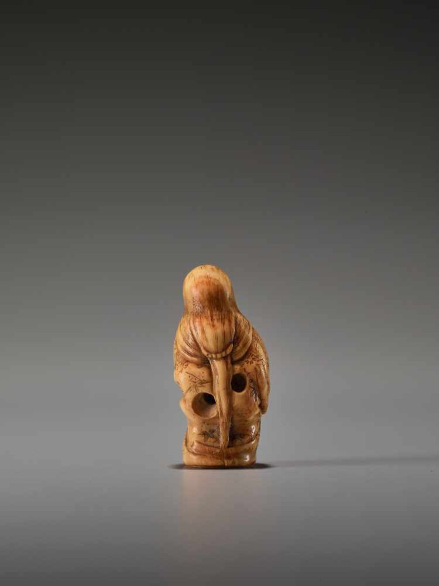 A FINE IVORY NETSUKE OF OKAME LAUGHINGUnsigned, ivory netsukeJapan, late 18th to early 19th century, - Bild 2 aus 7