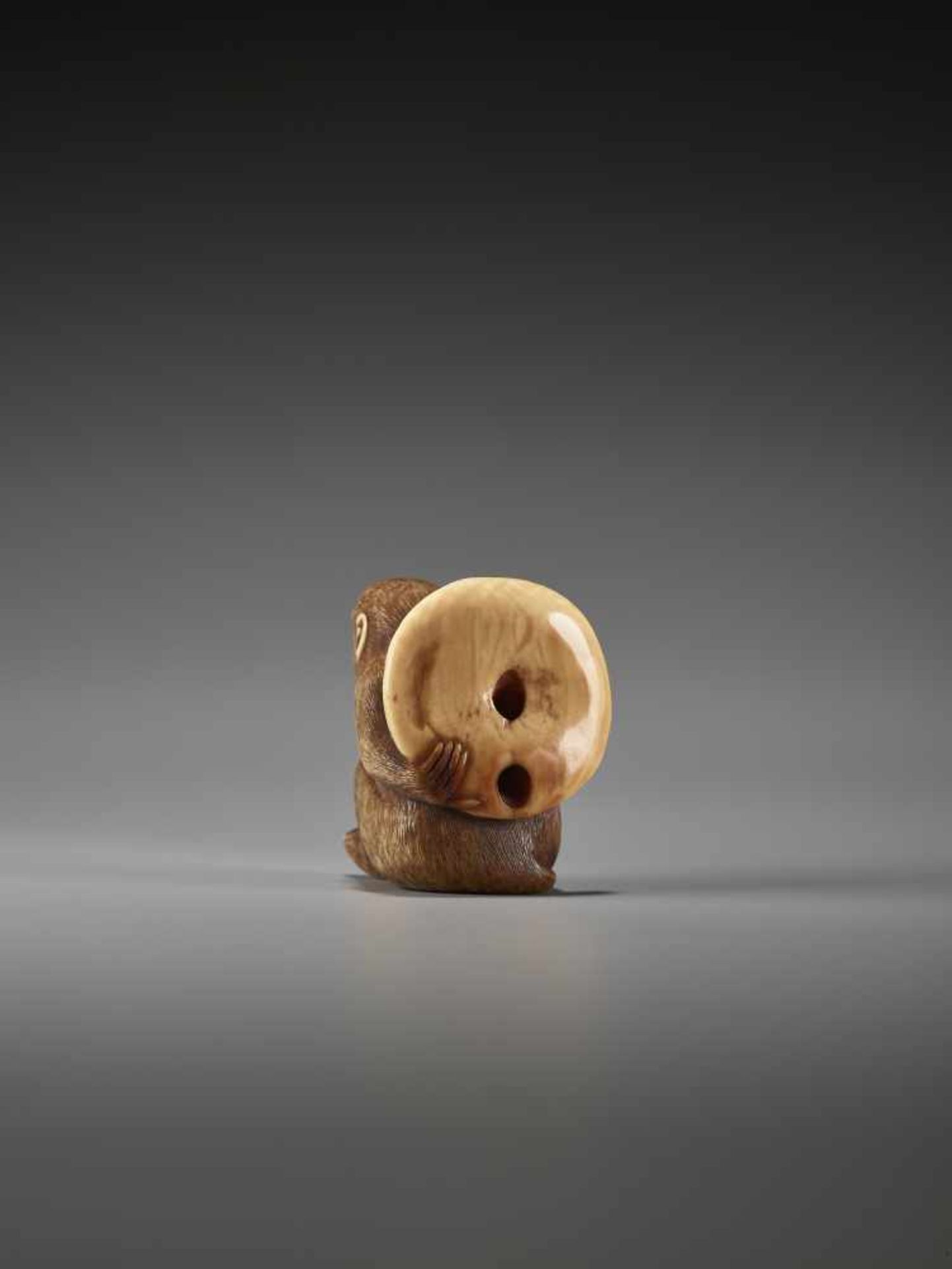 A FINE IVORY NETSUKE OF A MONKEY CARRYING A LARGE MUSHROOMUnsigned, ivory netsukeJapan, 19th - Bild 3 aus 7