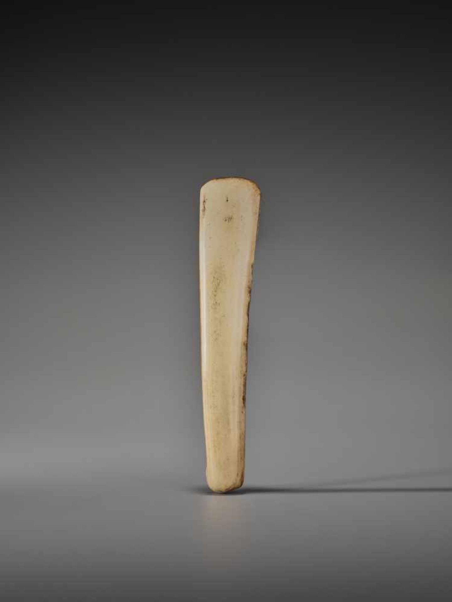 A STAG ANTLER OBI HASAMI NETSUKEUnsigned, stag antler obi hasami netsukeJapan, 19th century, Edo - Bild 3 aus 3