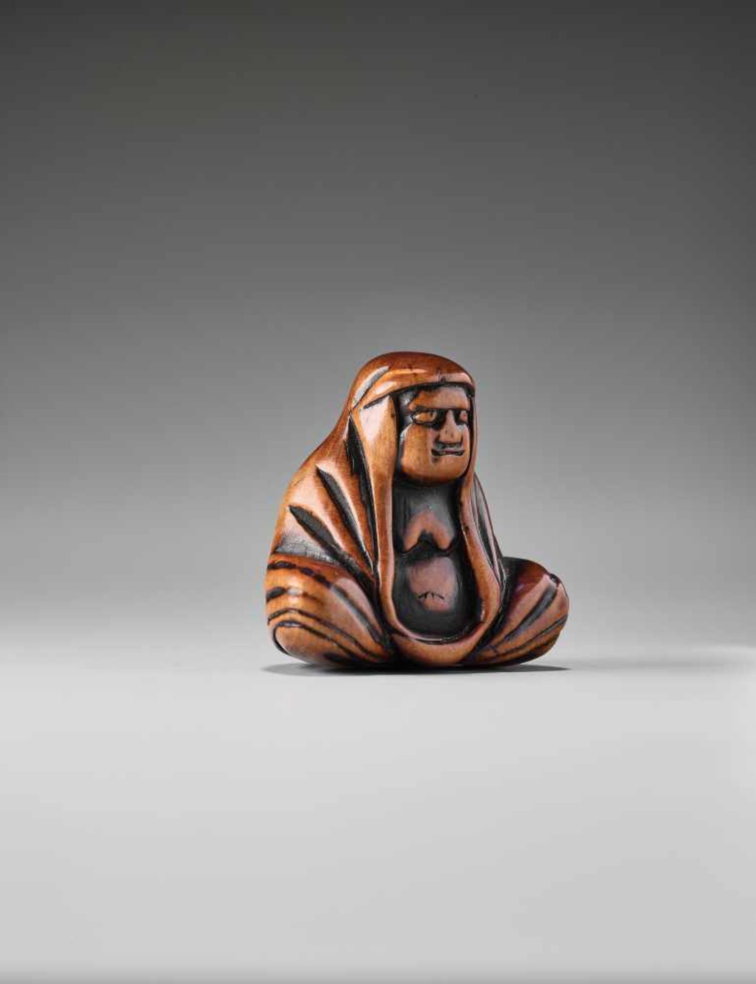 A WOOD NETSUKE OF A MEDITATING DARUMAUnsigned, wood netsukeJapan, 19th century, Edo period (1615- - Bild 5 aus 6