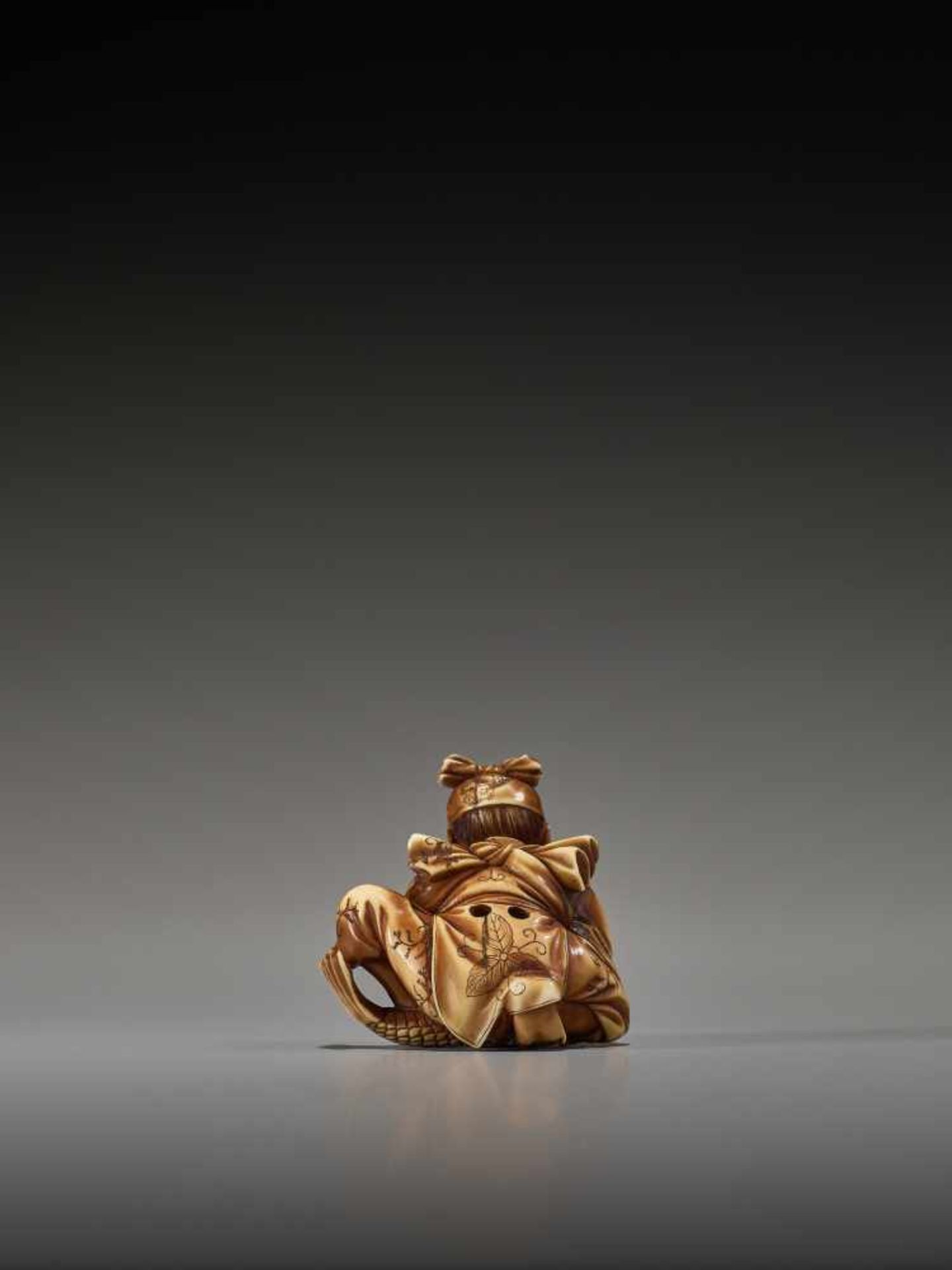 AN IVORY NETSUKE OF EBISU WITH SEA BREAM BY ONO RYOMINBy Ryomin, ivory netsukeJapan, Tokyo, late - Bild 5 aus 7