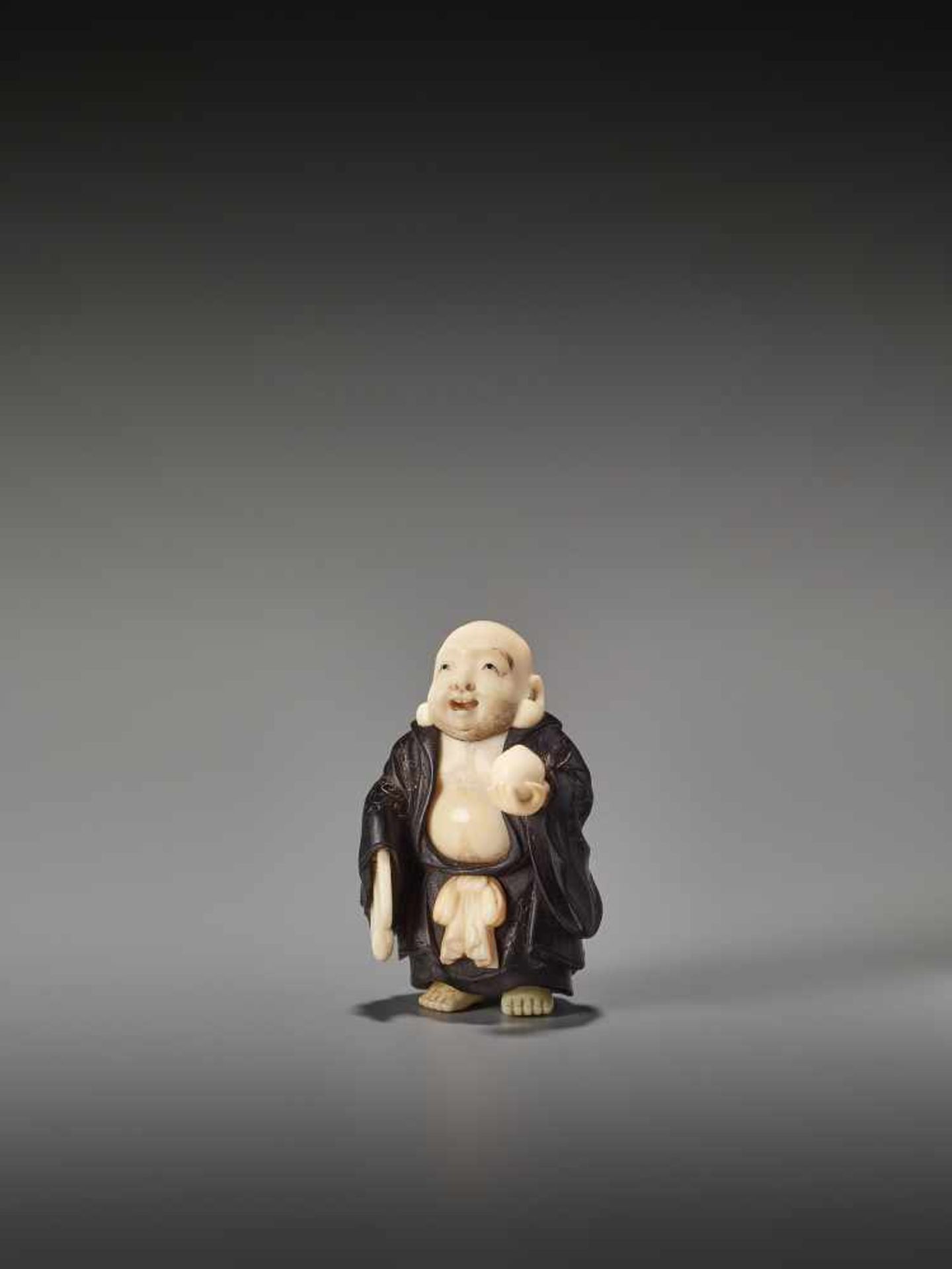 A FINE TOKYO SCHOOL EBONY AND IVORY NETSUKE OF HOTEI BY TOYOSAIBy Toyosai, ebony wood and ivory - Bild 3 aus 9