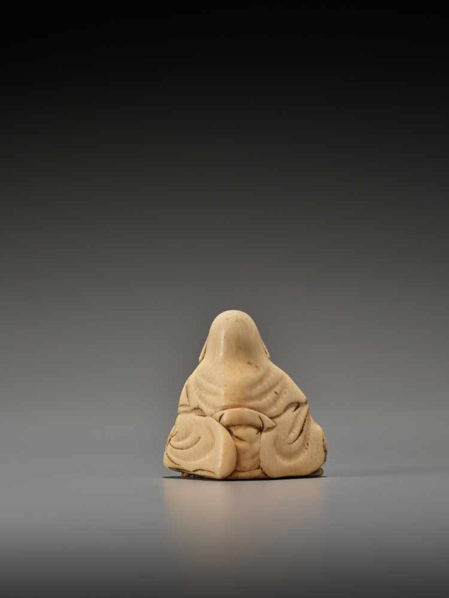 AN IVORY NETSUKE OF JUROJIN WITH STAGUnsigned, ivory netsukeJapan, 19th century, Edo period (1615- - Bild 5 aus 7