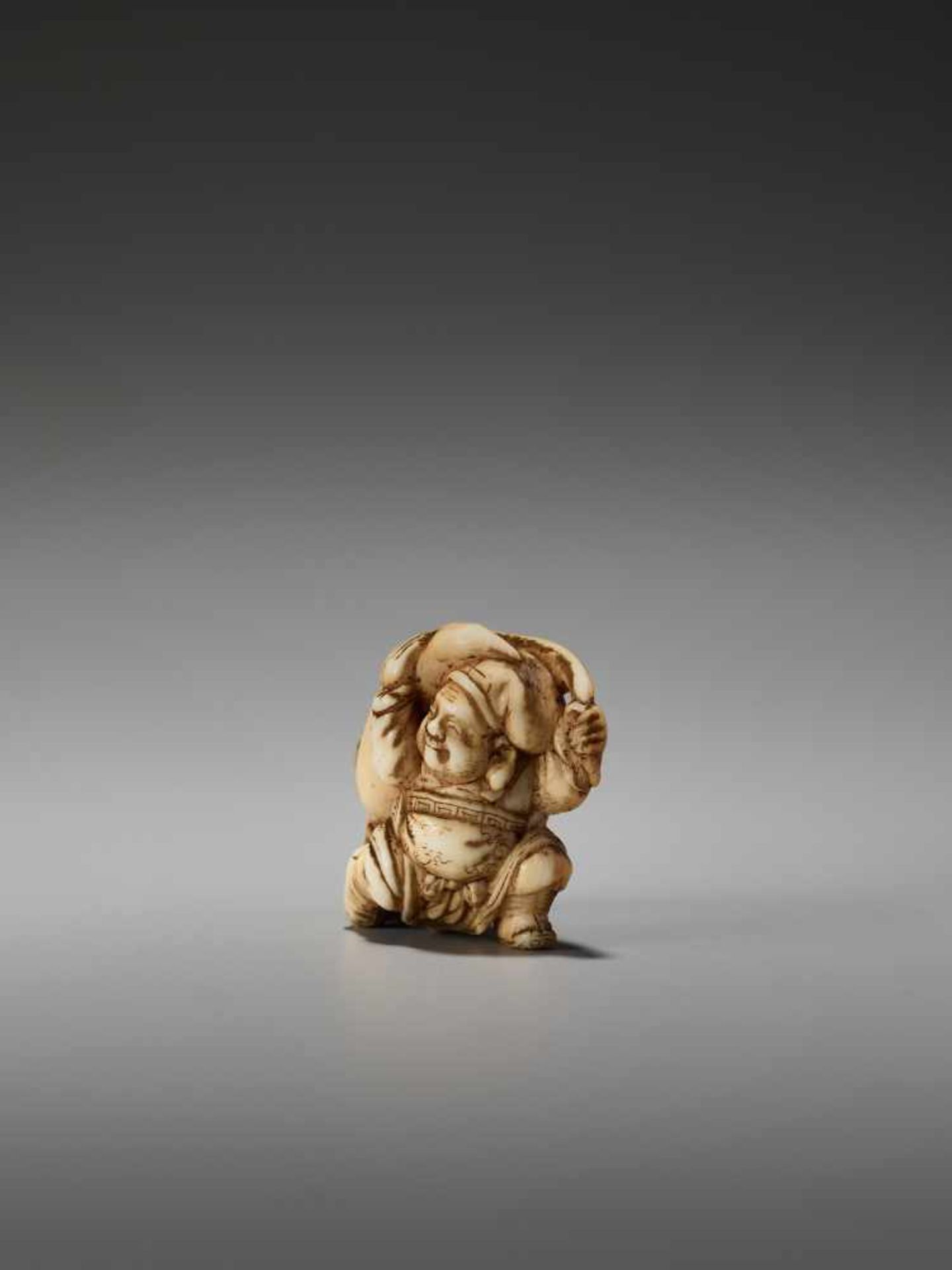 A SMALL IVORY NETSUKE OF DAIKOKU WITH DAIKON AND RAT BY THE TOMOCHIKA SCHOOLBy Tomochika, ivory - Image 3 of 9