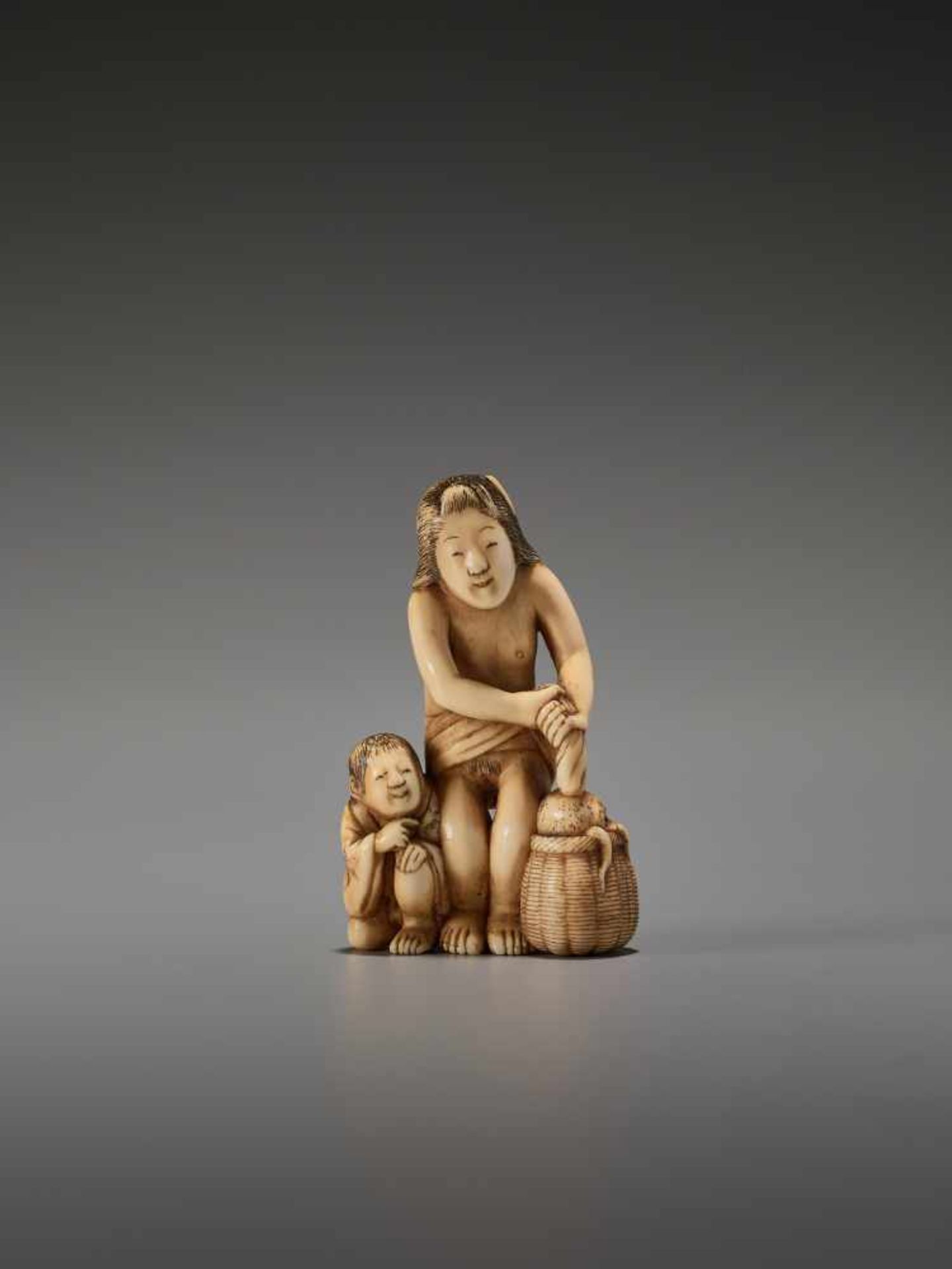 A RARE IVORY SHUNGA NETSUKE WITH BIJIN, BOY AND OCTOPUSUnsigned, ivory shunga netsukeJapan, Tokyo, - Bild 3 aus 7