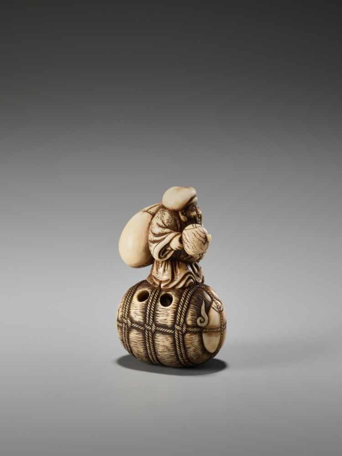 AN IVORY NETSUKE OF DAIKOKU ON A RICE BALE BY RANTEIBy Rantei, ivory netsukeJapan, Kyoto, mid-19th - Bild 5 aus 8