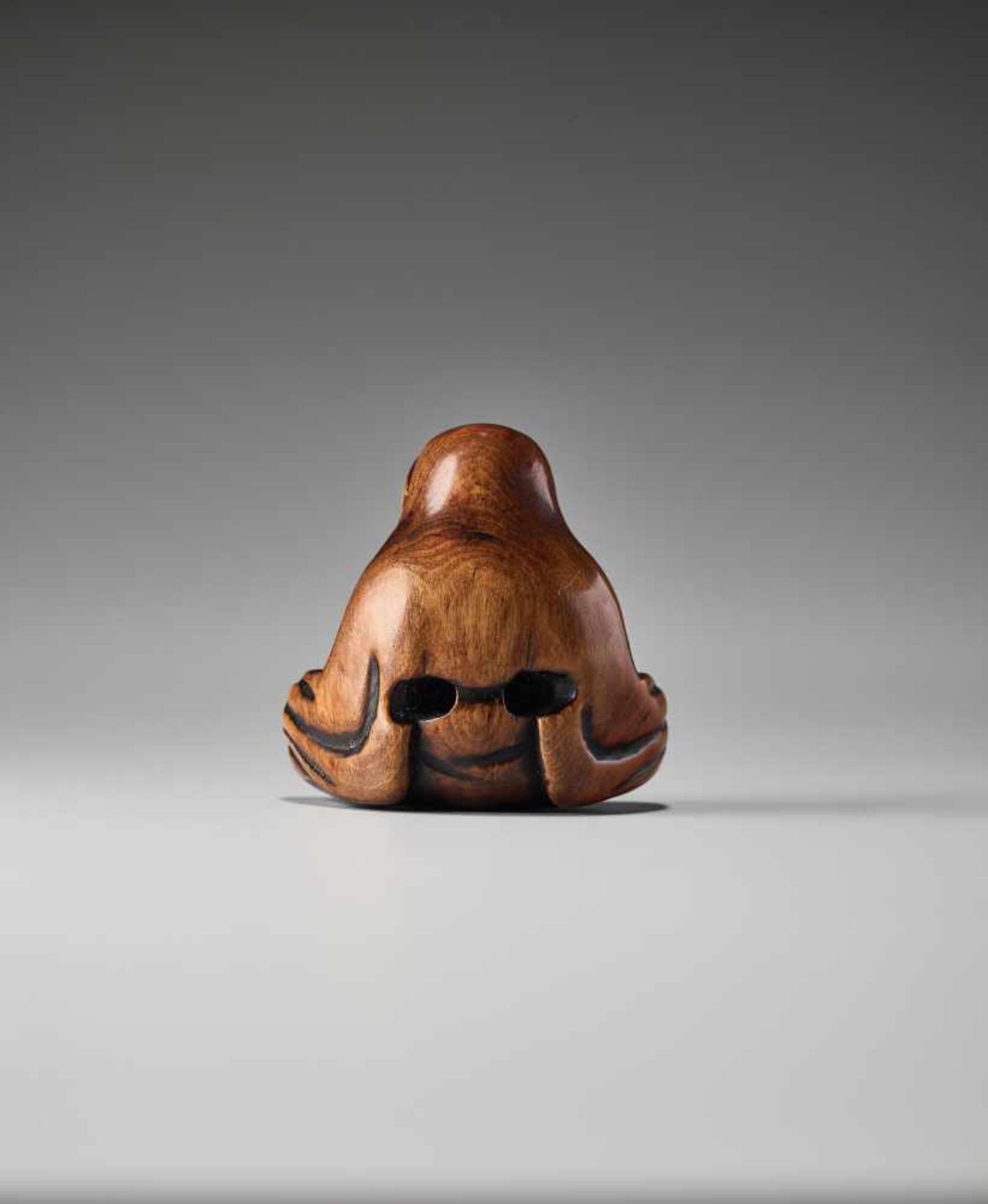 A WOOD NETSUKE OF A MEDITATING DARUMAUnsigned, wood netsukeJapan, 19th century, Edo period (1615- - Bild 4 aus 6