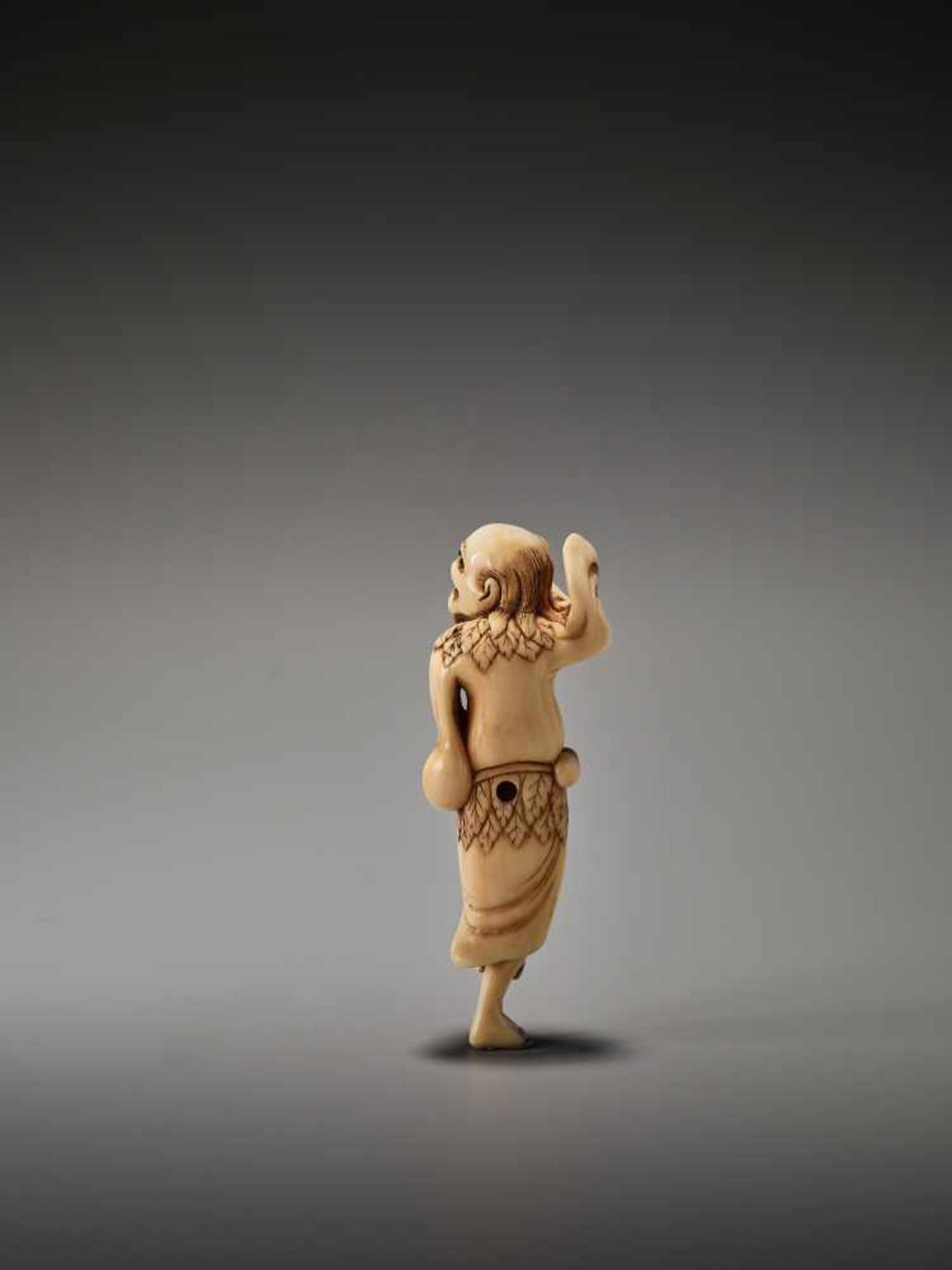 A GOOD TALL IVORY NETSUKE DEPICTING TEKKAI SENNINUnsigned, ivory netsukeJapan, early 19th century, - Bild 4 aus 6