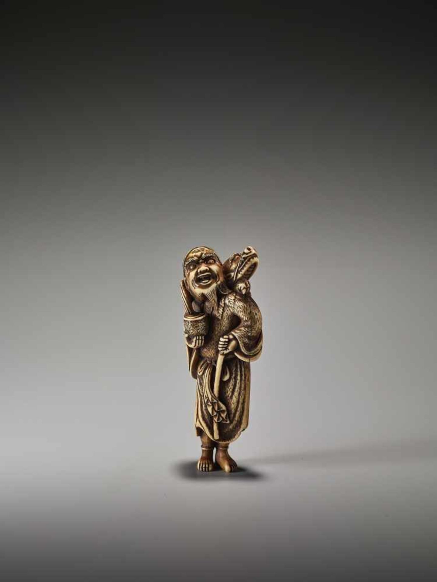 A POWERFUL TALL IVORY NETSUKE OF CHINNAN SENNIN WITH DRAGON AND TAMING STICKUnsigned, ivory - Bild 3 aus 6