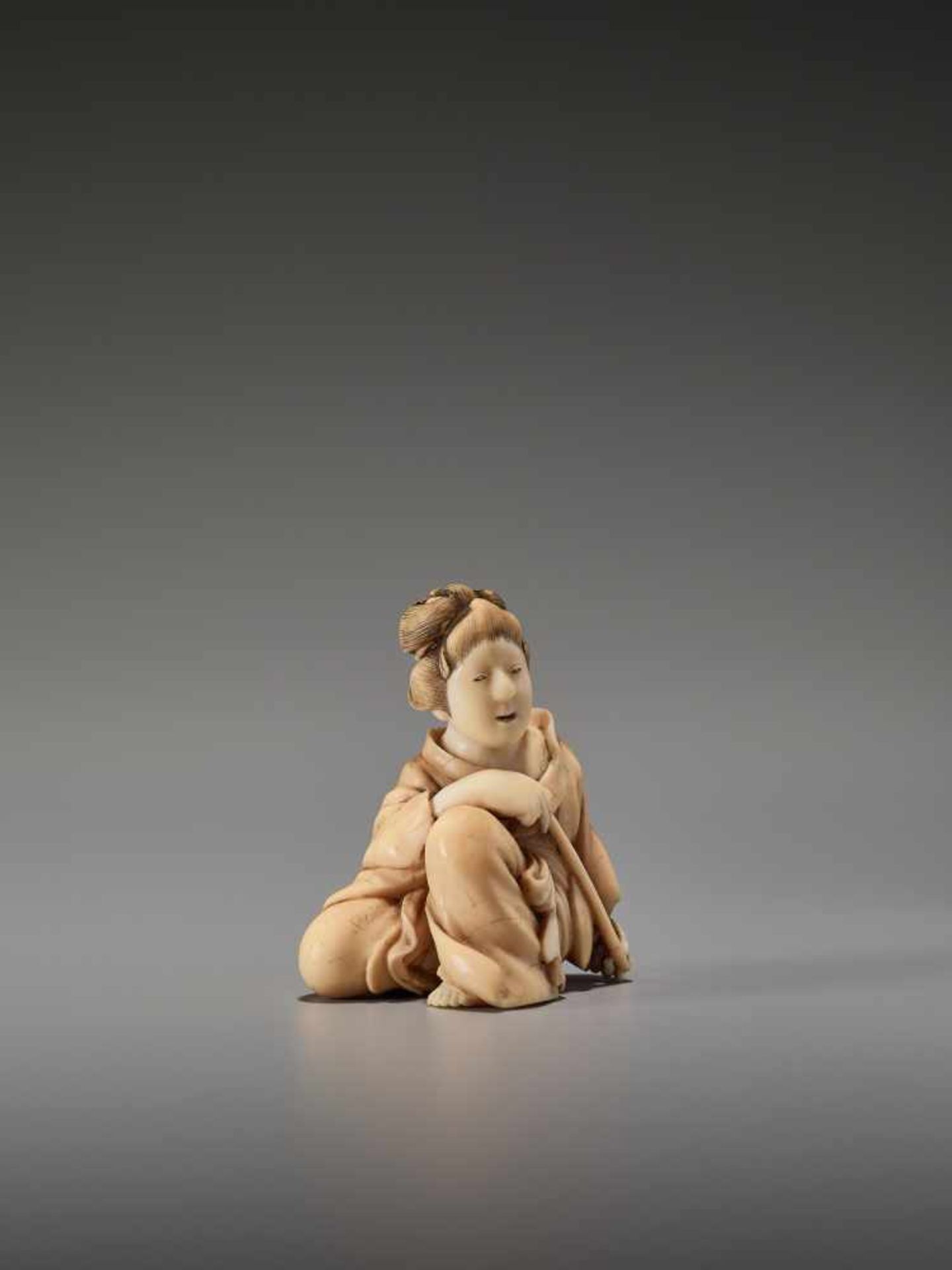 AN IVORY SHUNGA NETSUKE OF A BIJIN WITH PIPE BY KOHOSAIBy Kohosai, ivory shunga netsukeJapan, Osaka, - Bild 3 aus 9