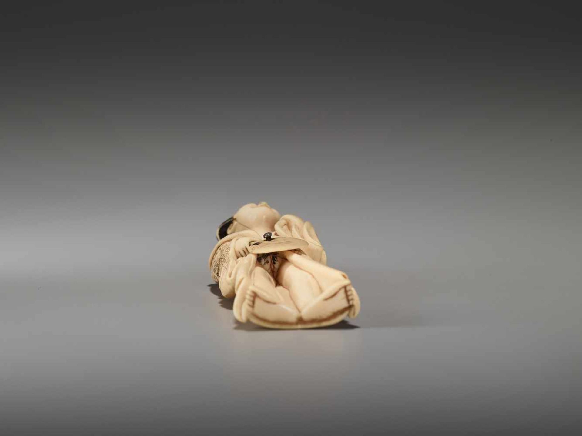 A RARE TALL IVORY SHUNGA NETSUKE OF A BIJINUnsigned, ivory shunga netsukeJapan, mid to late 19th - Image 6 of 6