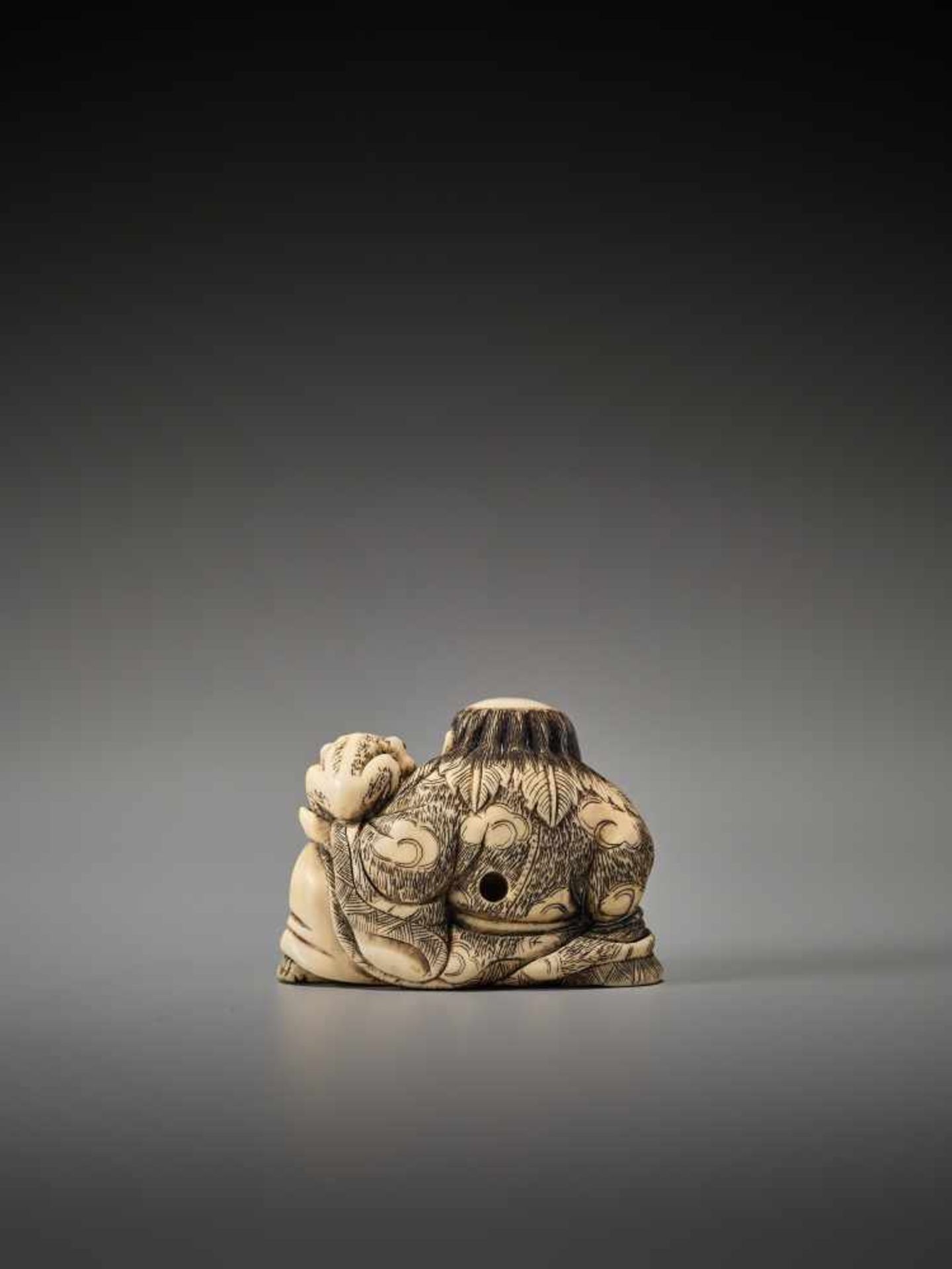 A GOOD IVORY NETSUKE OF GAMA SENNIN ATTRIBUTED TO YOSHINAGAUnsigned, attributed to Yoshinaga, - Image 4 of 8