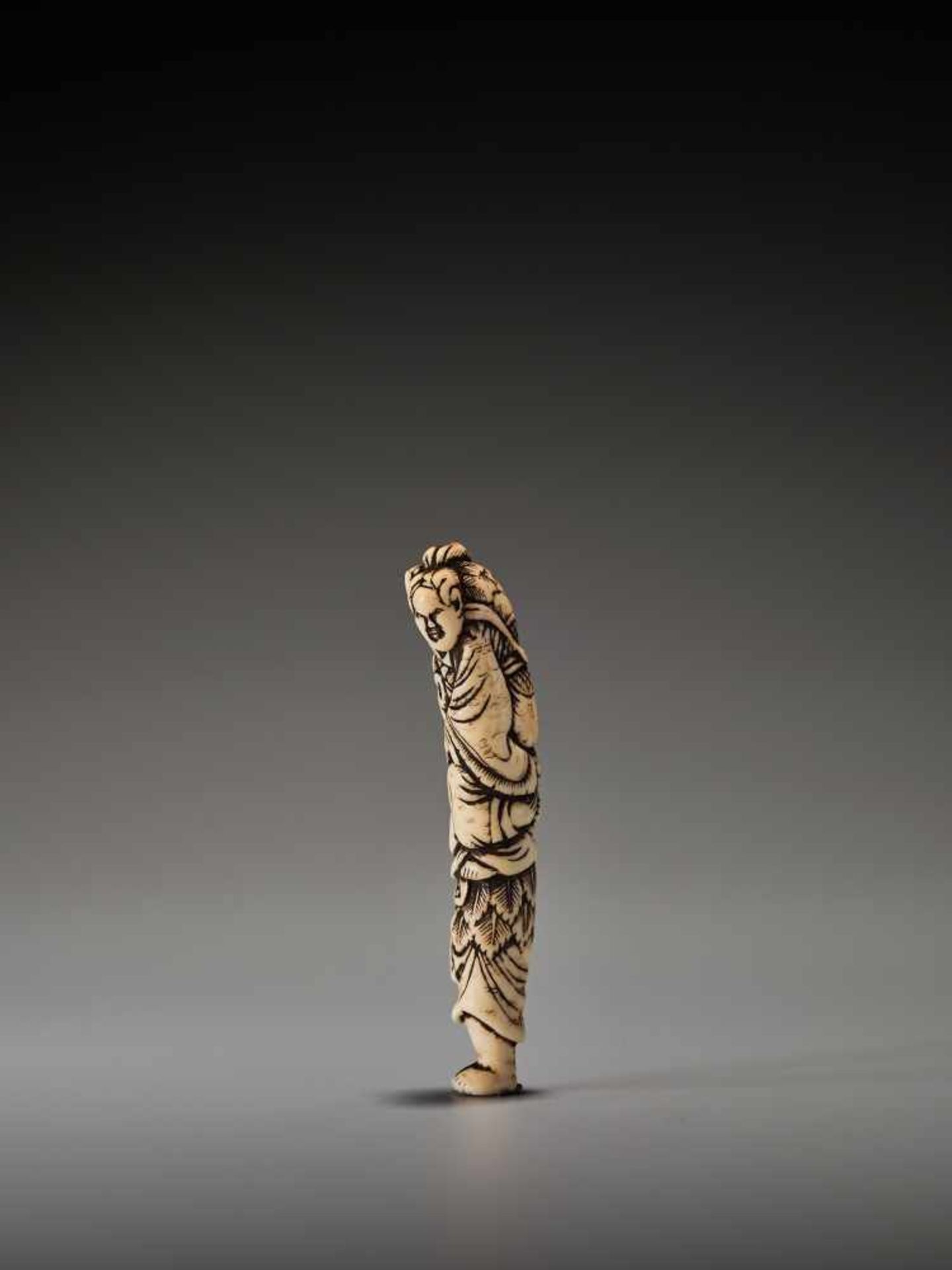 A RARE STAG ANTLER NETSUKE OF IKKAKU SENNIN WITH SENDA BUNINUnsigned, stag antler netsukeJapan, late - Bild 3 aus 5