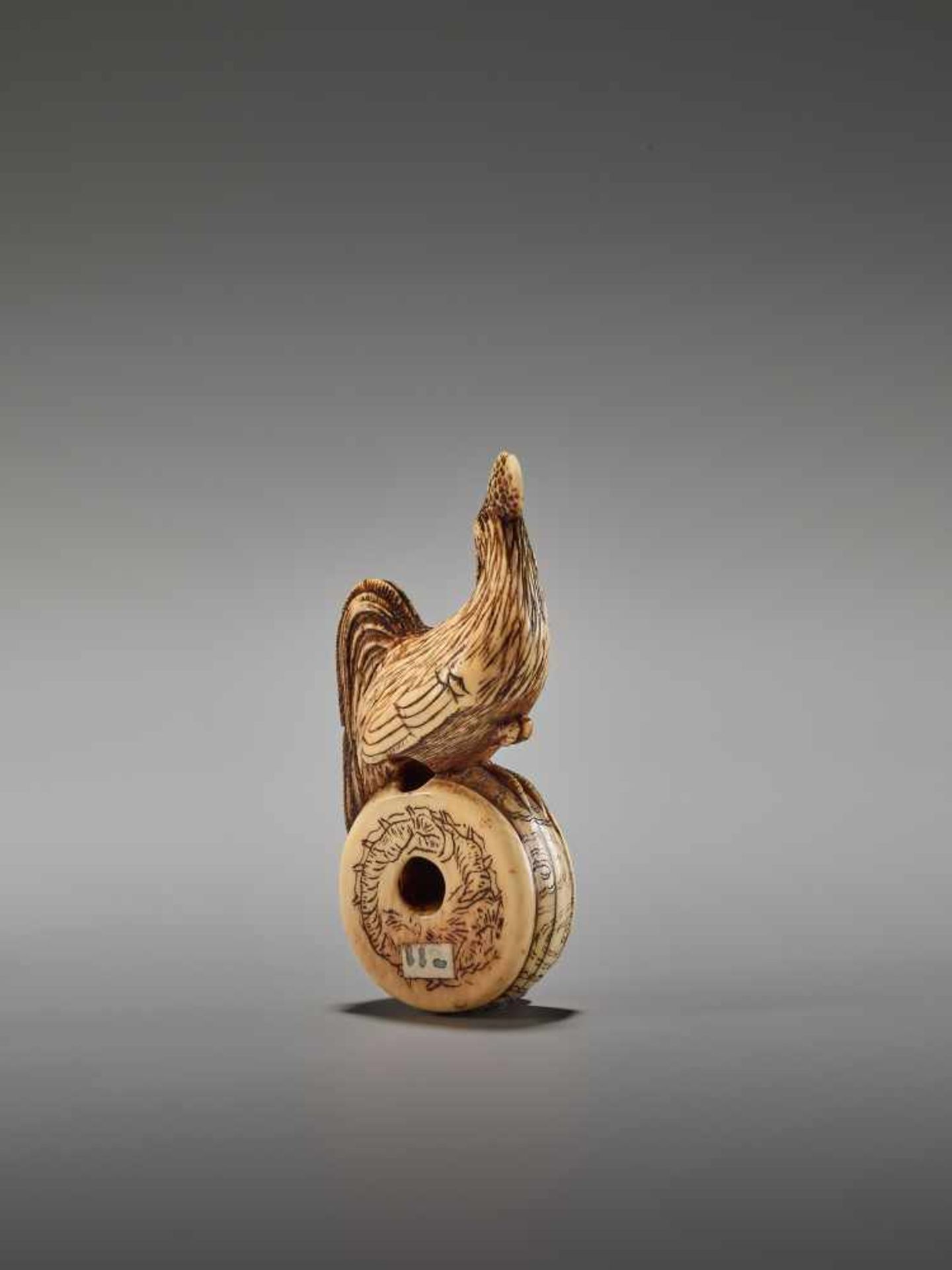 A GOOD KYOTO SCHOOL IVORY NETSUKE OF A COCKEREL ON A WAR DRUMUnsigned, ivory netsukeJapan, Kyoto, - Image 6 of 9