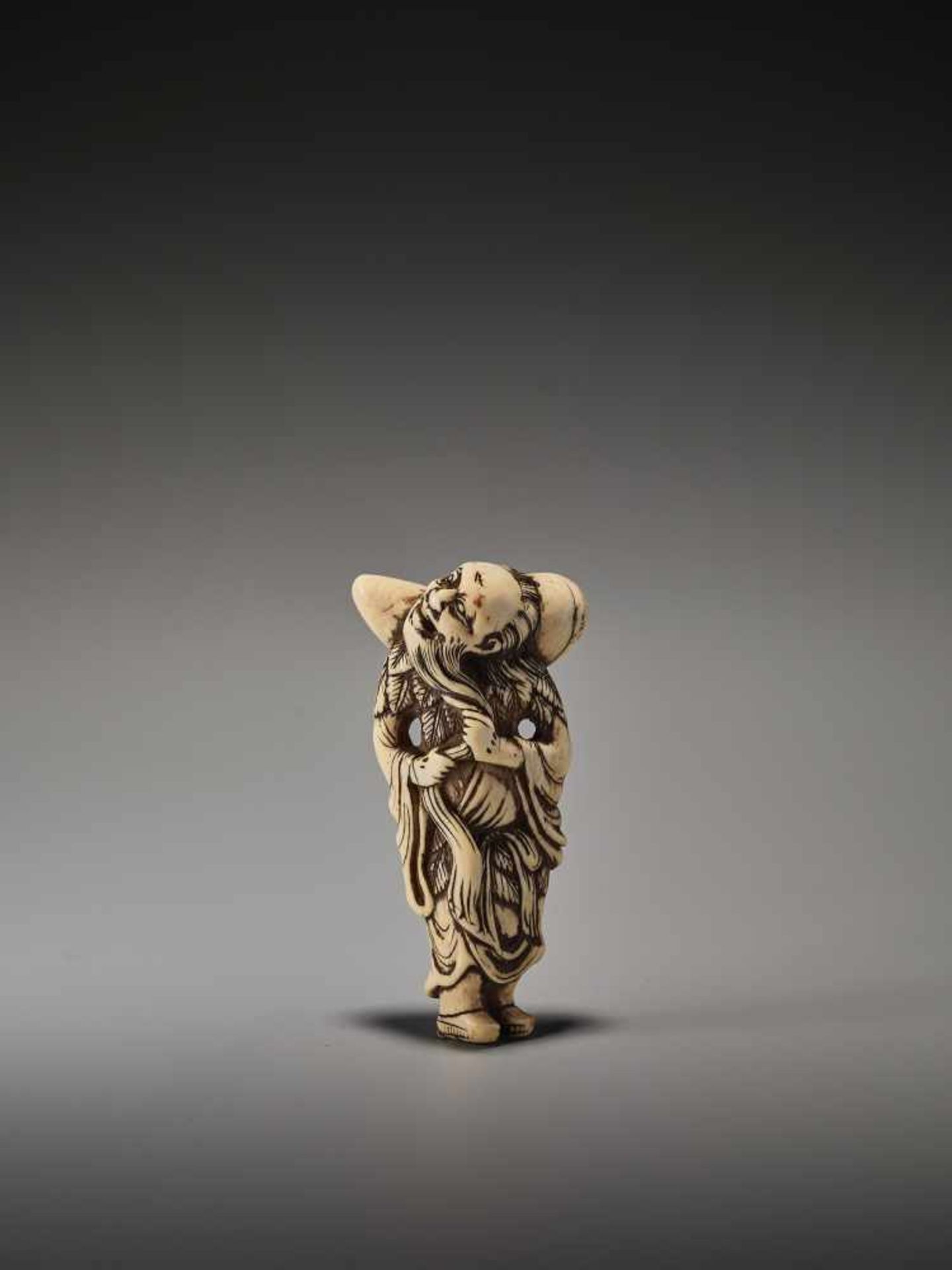 A TALL IVORY NETSUKE OF CHOKARO SENNINUnsigned, ivory netsukeJapan, 18th century, Edo period (1615- - Bild 2 aus 5