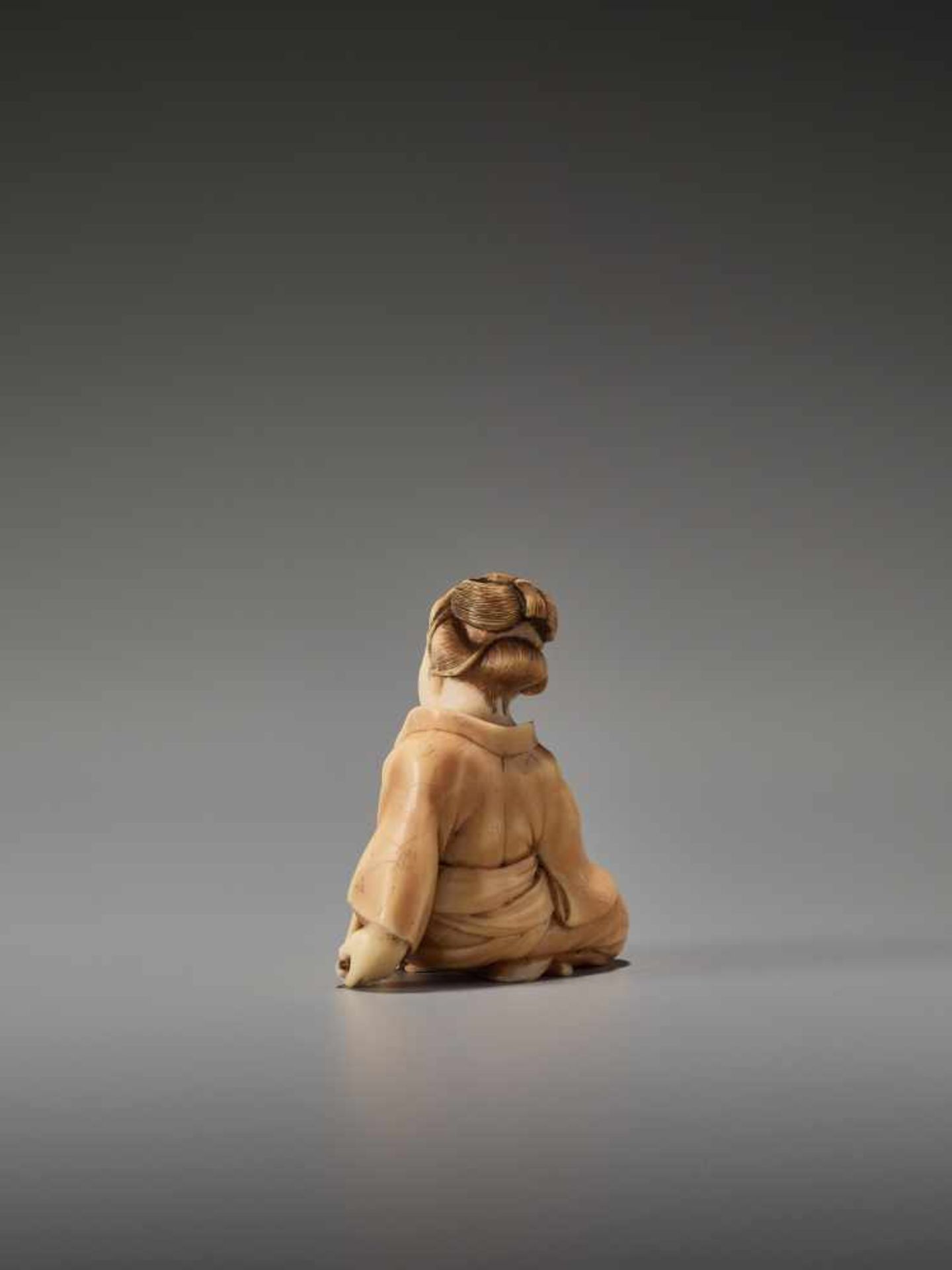 AN IVORY SHUNGA NETSUKE OF A BIJIN WITH PIPE BY KOHOSAIBy Kohosai, ivory shunga netsukeJapan, Osaka, - Bild 5 aus 9