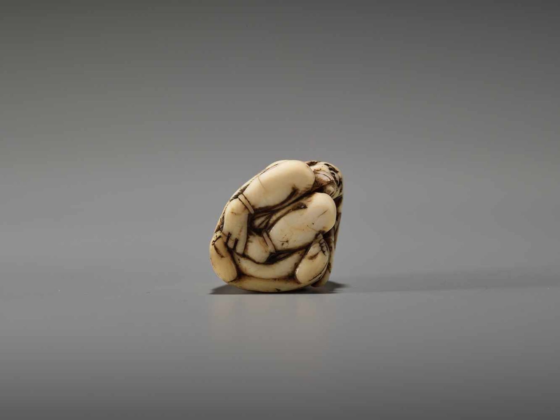 AN IVORY NETSUKE OF A MONK AND REPENTANT ONIUnsigned, Tomochika school, ivory netsukeJapan, mid to - Image 7 of 7