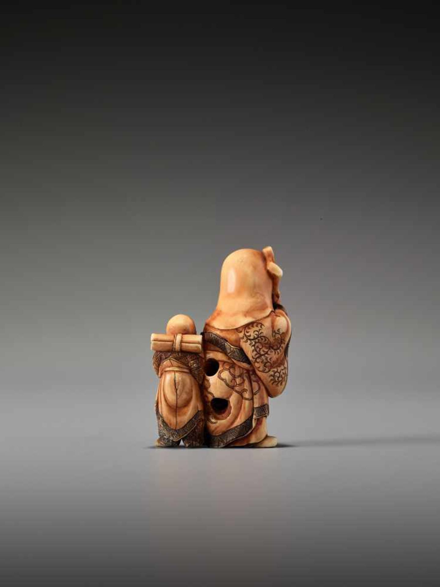 A FINE IVORY NETSUKE OF JUROJIN WITH BOYUnsigned, ivory netsukeJapan, probably Osaka, 19th - Bild 4 aus 6