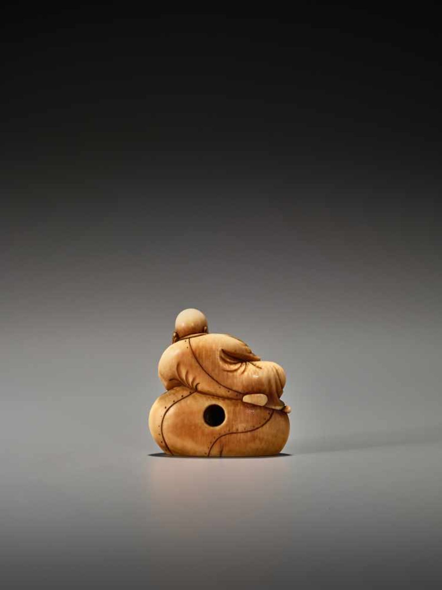 AN EARLY IVORY NETSUKE OF A CHINESE SAGE ON A LARGE BAGUnsigned, ivory netsukeJapan, 18th century, - Bild 3 aus 5