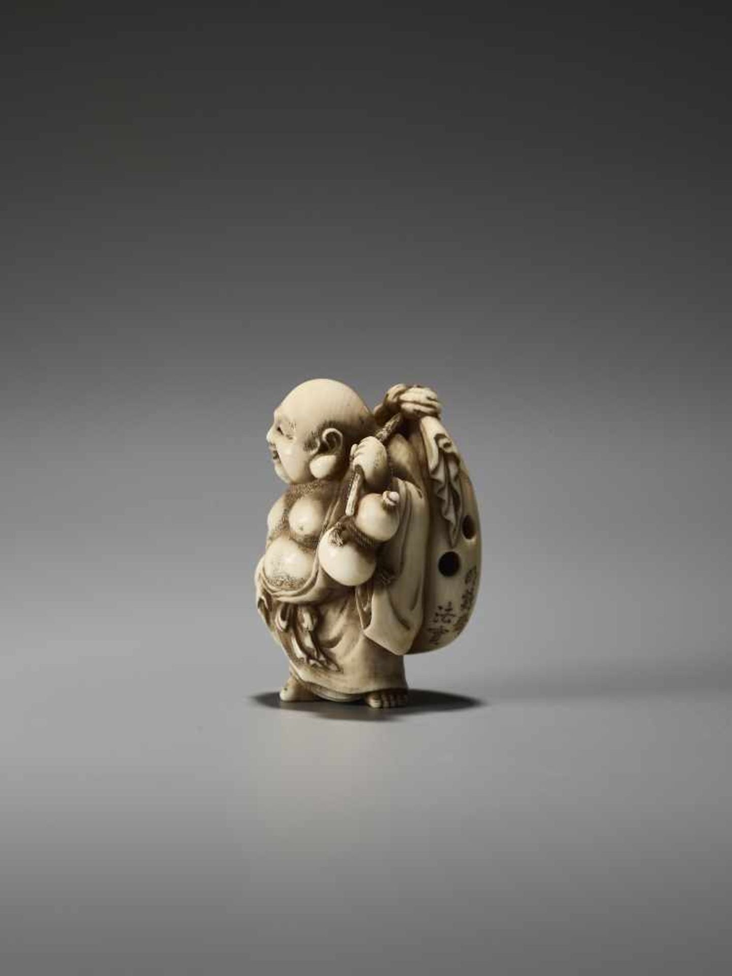 A FINE IVORY NETSUKE OF HOTEI BY MEIKEISAI HOJITSUBy Meikeisai Hojitsu, ivory netsukeJapan, Tokyo, - Bild 3 aus 9