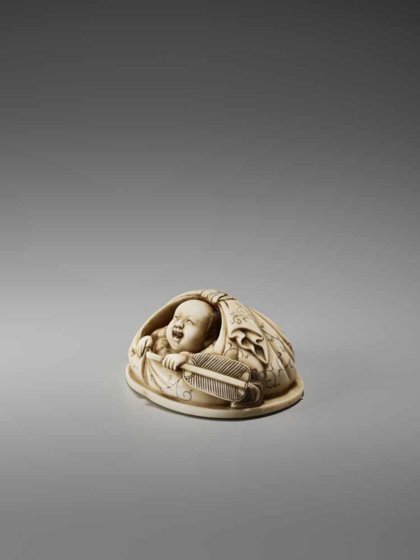 AN IVORY NETSUKE OKIMONO OF A BOY IN HOTEI’S BAGSigned in seal form Tanaka, ivory netsuke- - Bild 3 aus 8