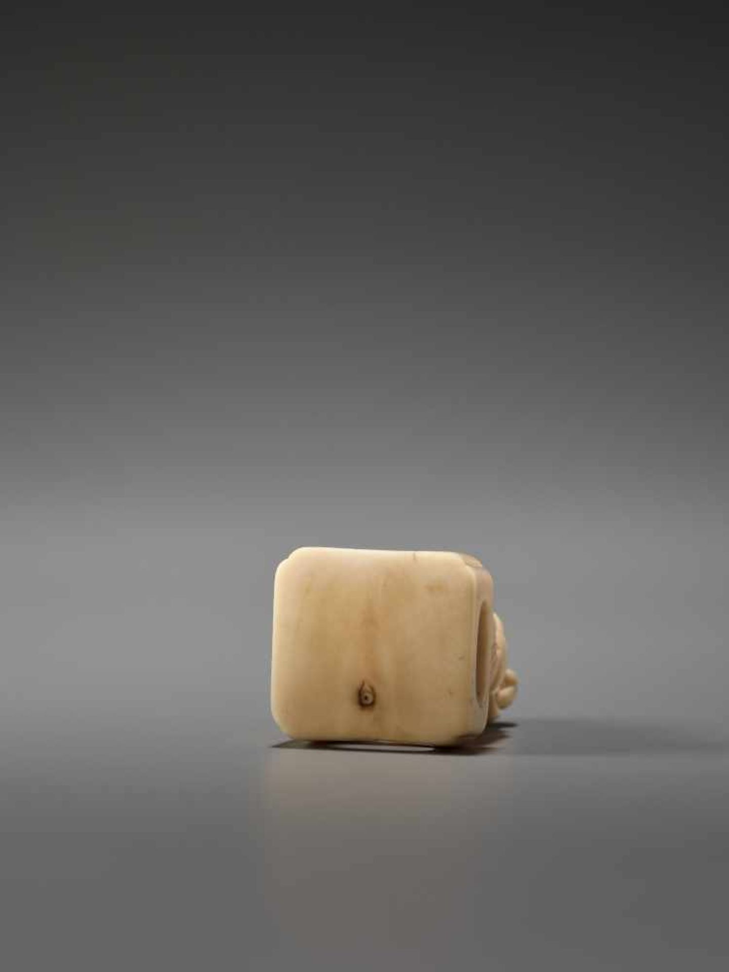 AN IVORY NETSUKE OF THREE CHINESE BOYS AND A DRUMUnsigned, ivory netsukeJapan, late 18th to early - Bild 7 aus 7