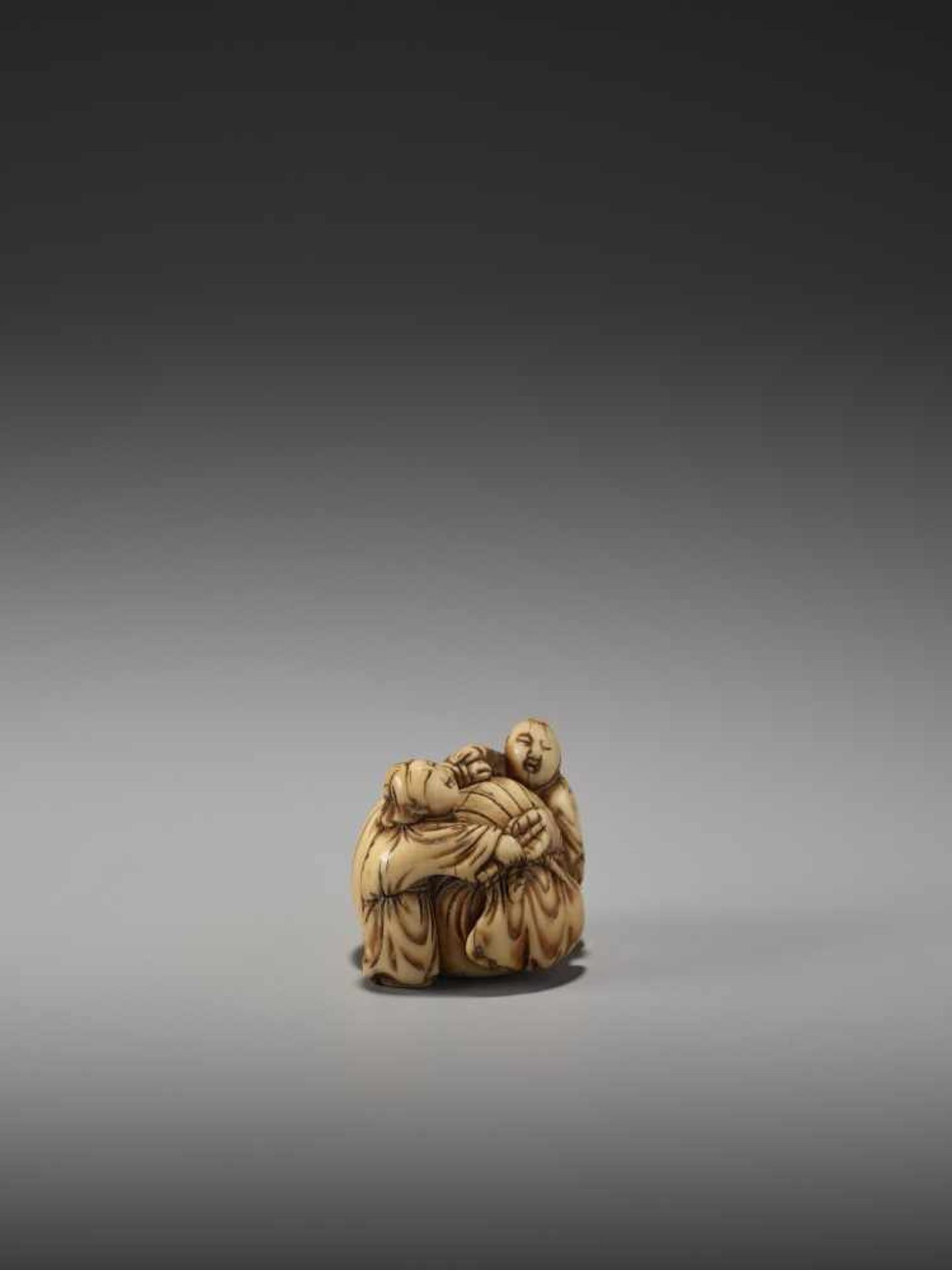 AN EARLY IVORY NETSUKE OF TWO CHINESE BOYS AND THE BAG OF HOTEIUnsigned, ivory netsukeJapan, mid- - Bild 4 aus 5