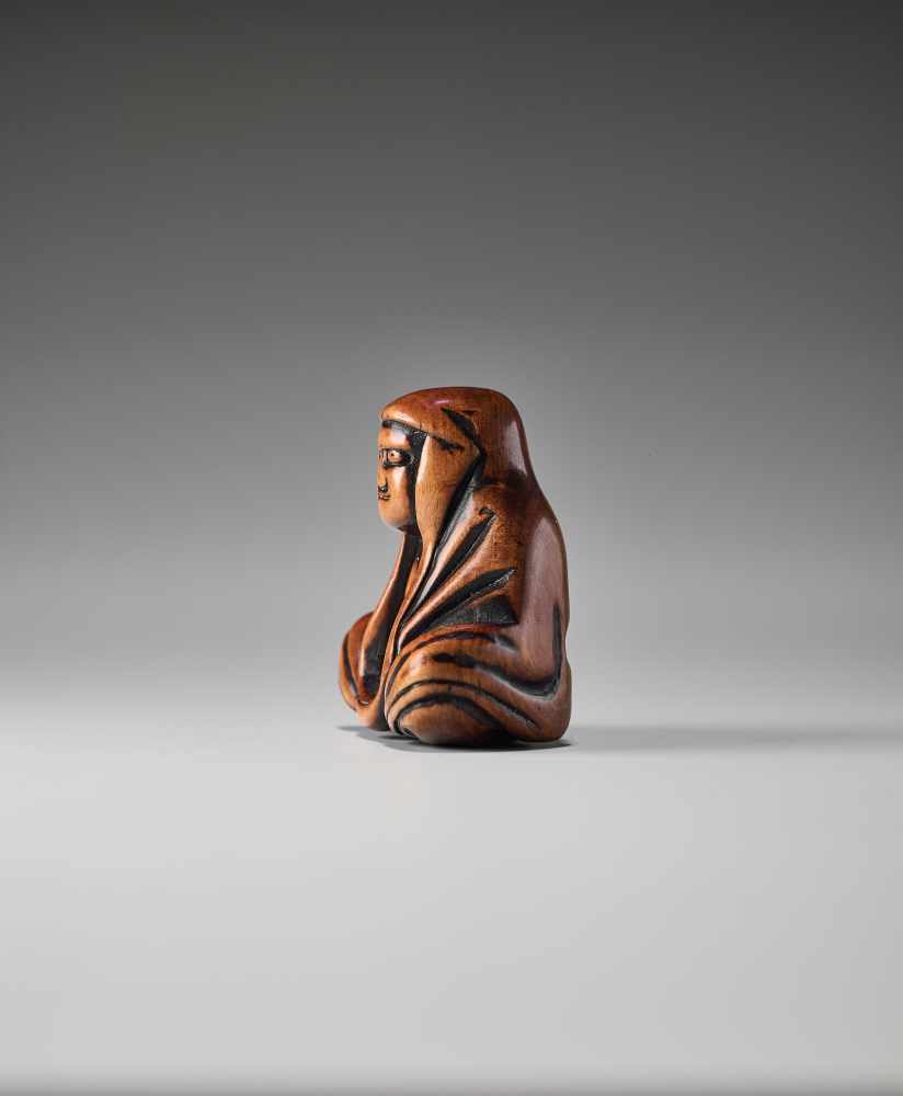 A WOOD NETSUKE OF A MEDITATING DARUMAUnsigned, wood netsukeJapan, 19th century, Edo period (1615- - Image 3 of 6