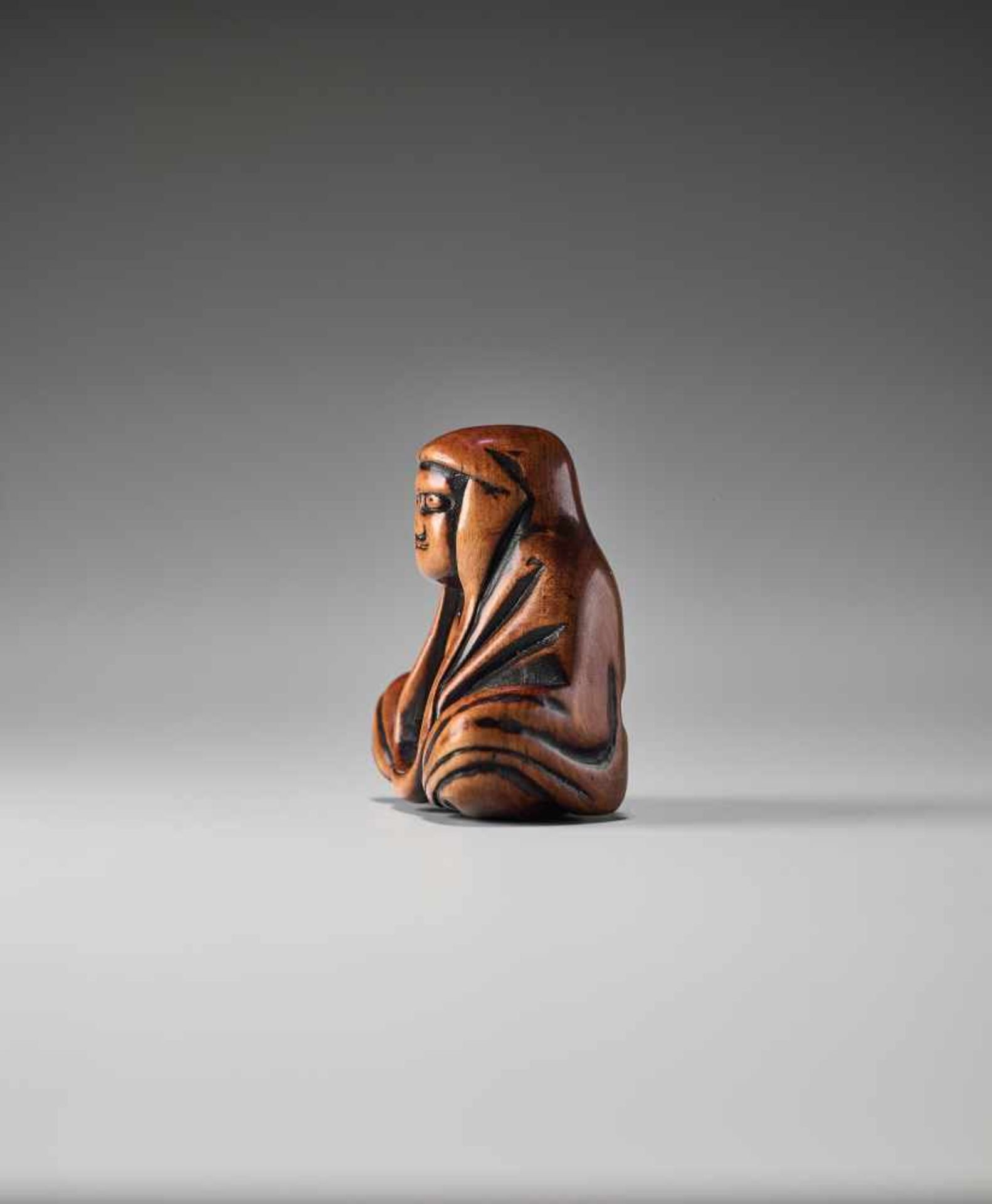 A WOOD NETSUKE OF A MEDITATING DARUMAUnsigned, wood netsukeJapan, 19th century, Edo period (1615- - Bild 3 aus 6