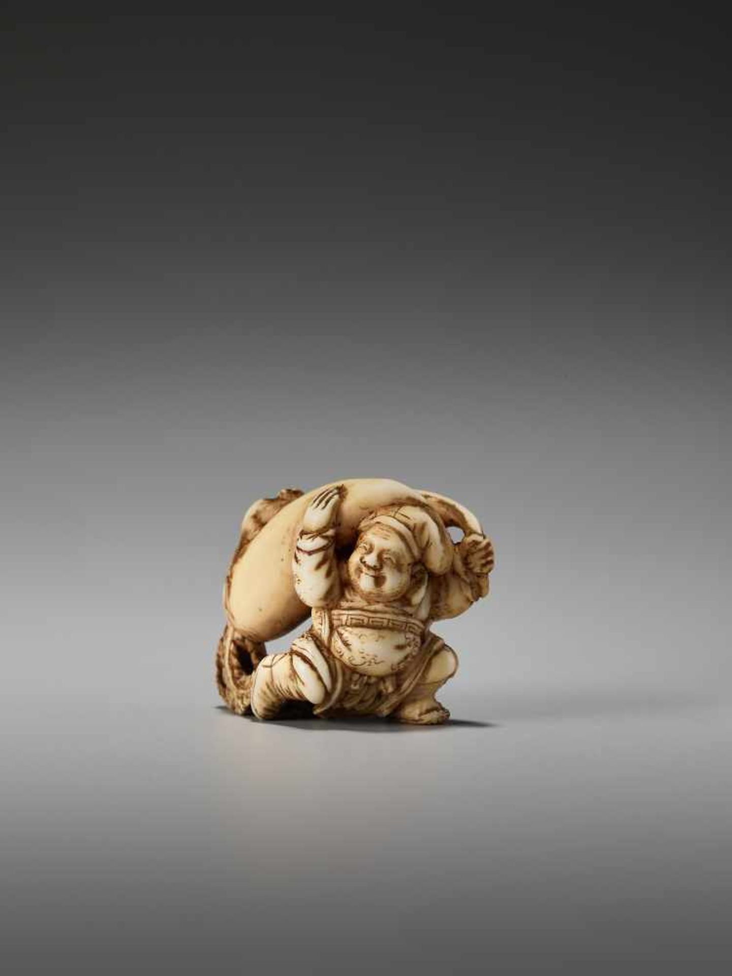 A SMALL IVORY NETSUKE OF DAIKOKU WITH DAIKON AND RAT BY THE TOMOCHIKA SCHOOLBy Tomochika, ivory - Image 2 of 9