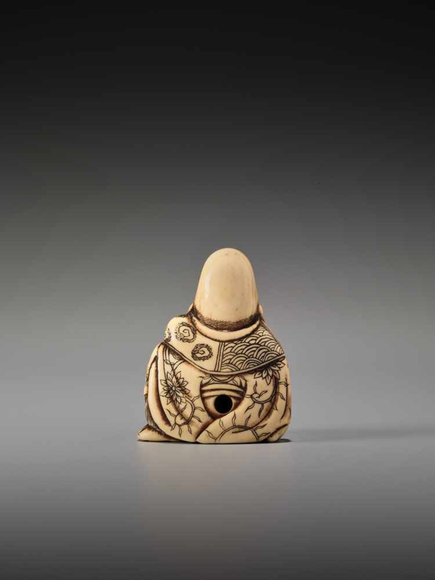 AN IVORY NETSUKE OF FUKUROKUJUUnsigned, ivory netsukeJapan, 18th century, Edo period (1615-1868) - Image 4 of 7