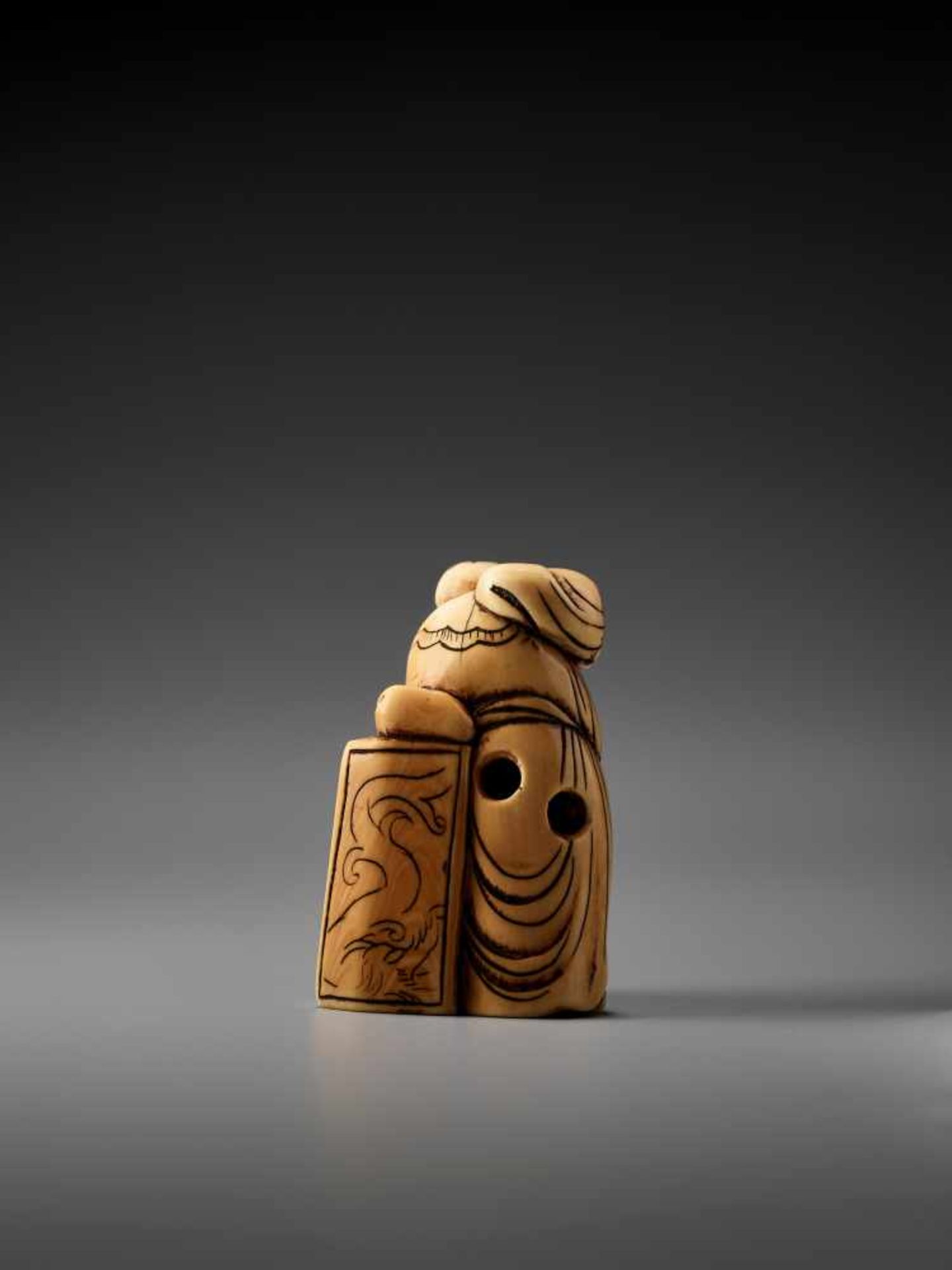 AN IVORY NETSUKE OF A CHINESE SAGEUnsigned, ivory netsukeJapan, 18th century, Edo period (1615- - Bild 4 aus 5