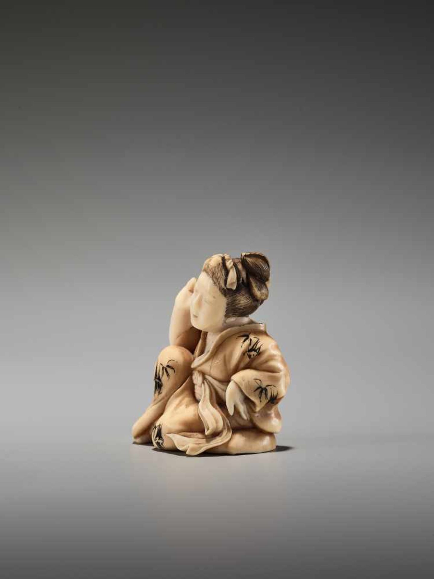 AN IVORY SHUNGA NETSUKE OF A BIJIN BY KOHOSAIBy Kohosai, ivory shunga netsuke with some - Bild 3 aus 8