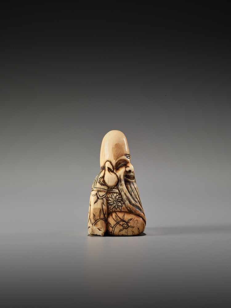 AN IVORY NETSUKE OF FUKUROKUJUUnsigned, ivory netsukeJapan, 18th century, Edo period (1615-1868) - Image 5 of 7