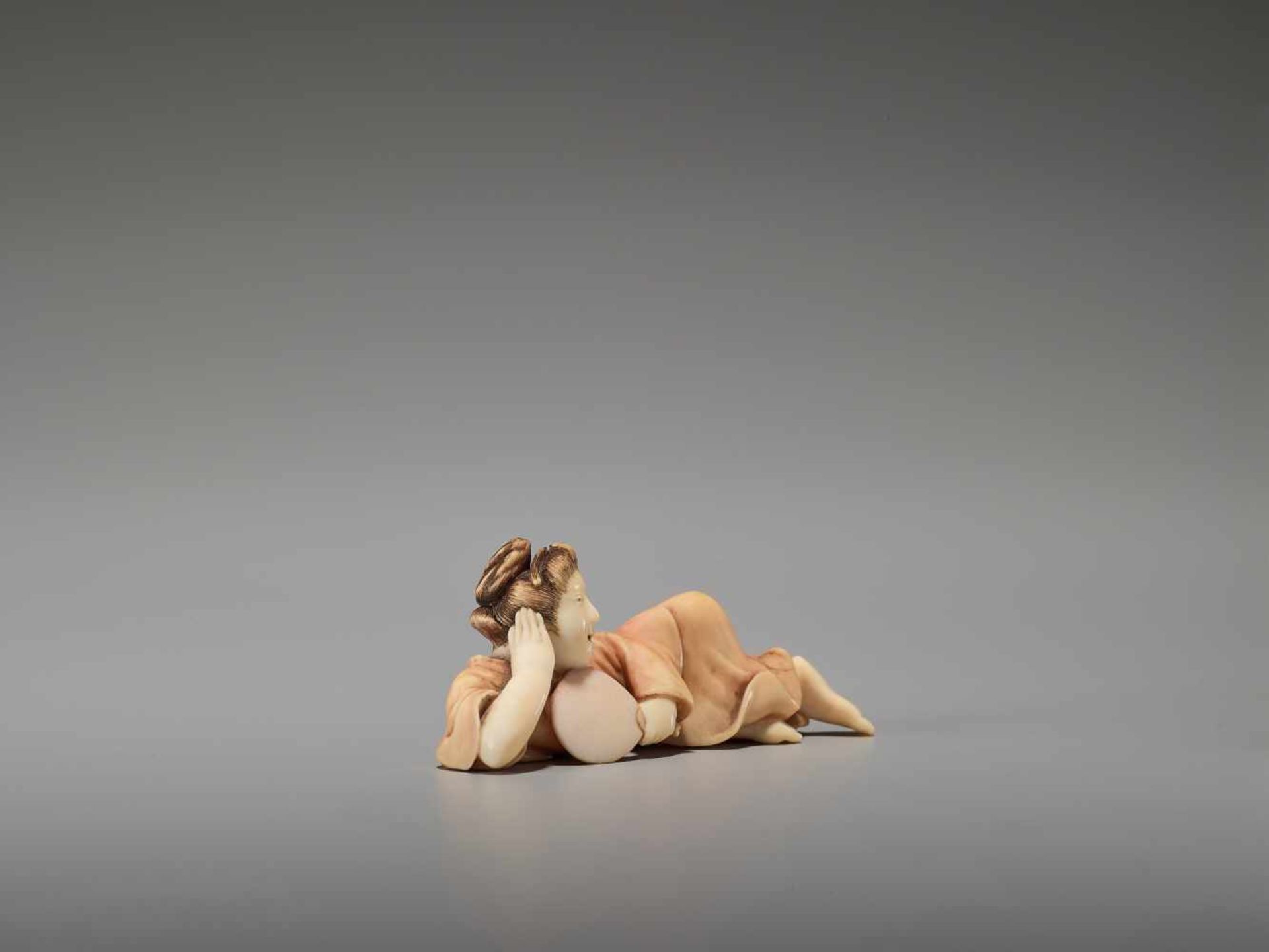 AN IVORY SHUNGA NETSUKE OF A RECLINING BIJIN WITH FAN BY KOHOSAIBy Kohosai, ivory shunga - Image 5 of 8