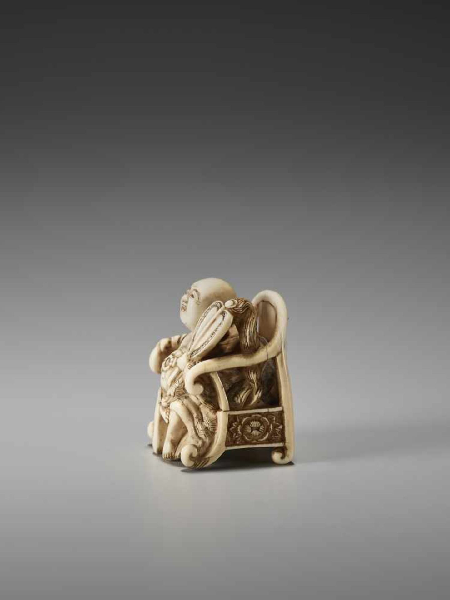 AN UNUSUAL IVORY NETSUKE OF HOTEI ON A THRONE BY CHIKUSAIBy Chikusai, ivory netsukeJapan, mid-19th - Bild 3 aus 9