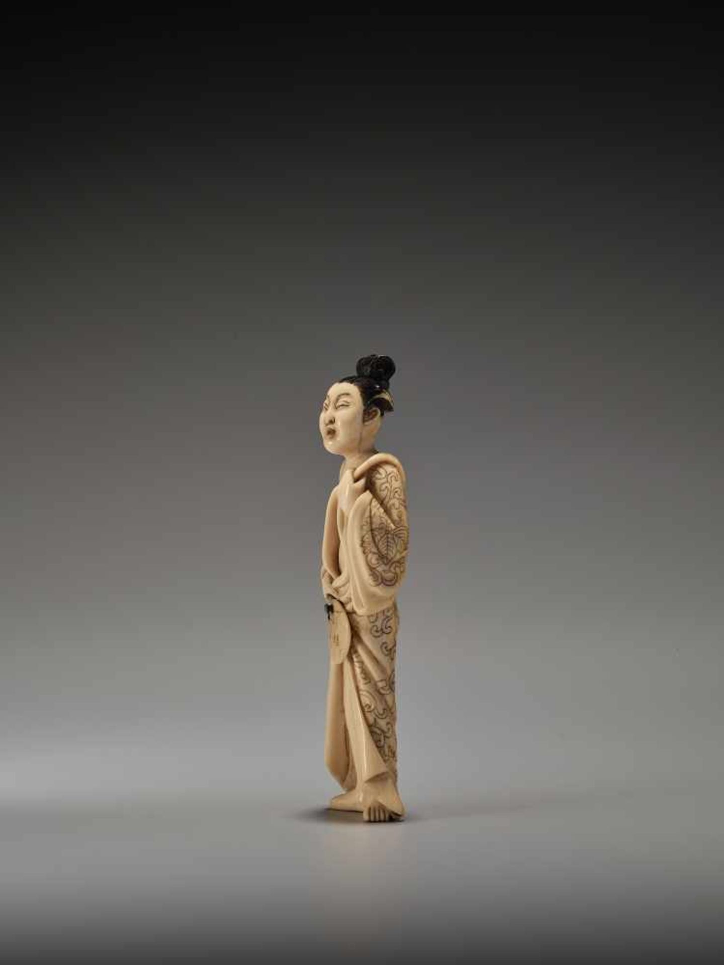 A RARE TALL IVORY SHUNGA NETSUKE OF A BIJINUnsigned, ivory shunga netsukeJapan, mid to late 19th - Image 3 of 6