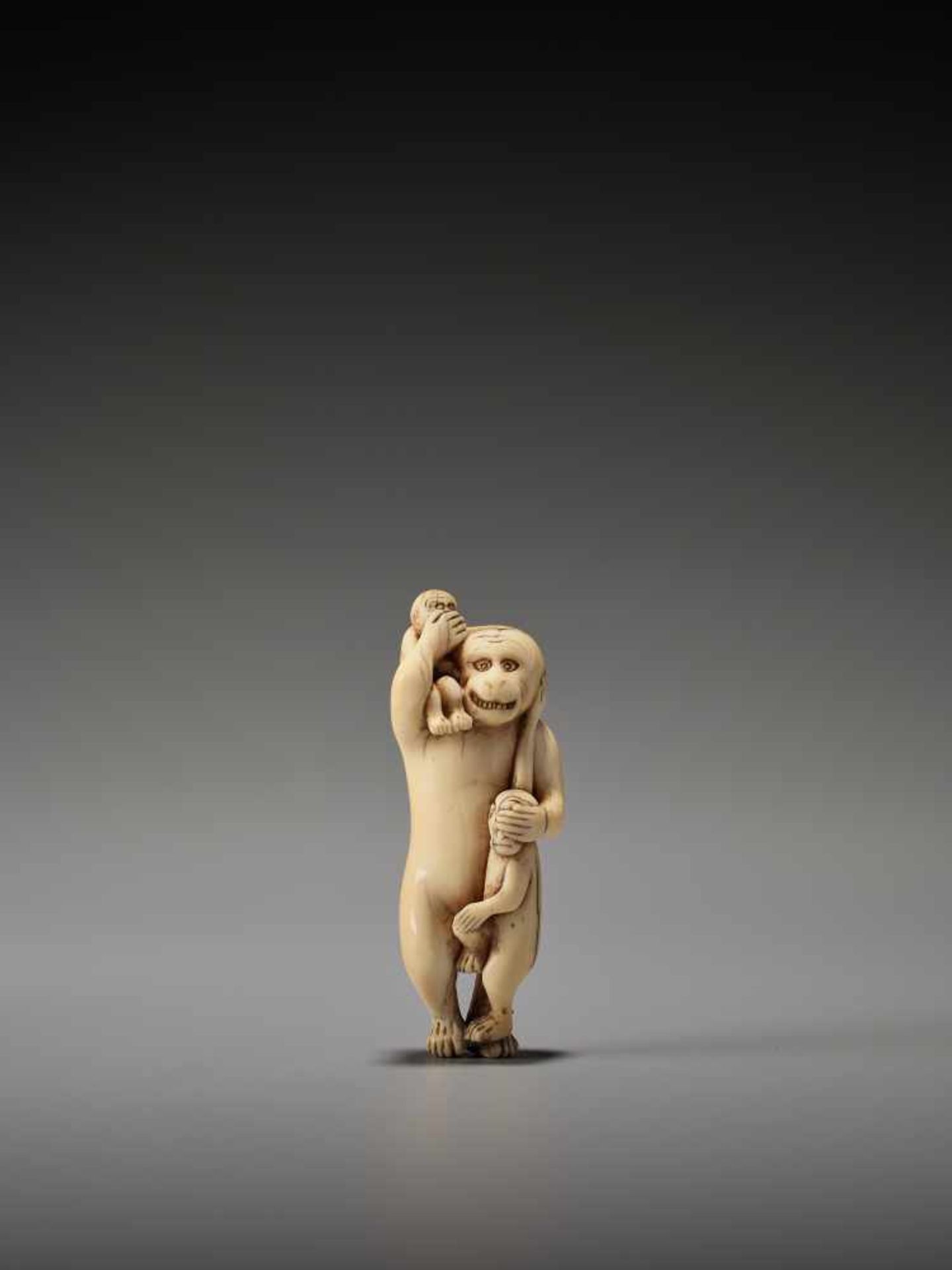 A FINE AND RARE IVORY NETSUKE OF THE SANBIKI SARUUnsigned, ivory netsukeJapan, late 18th to early - Bild 3 aus 6