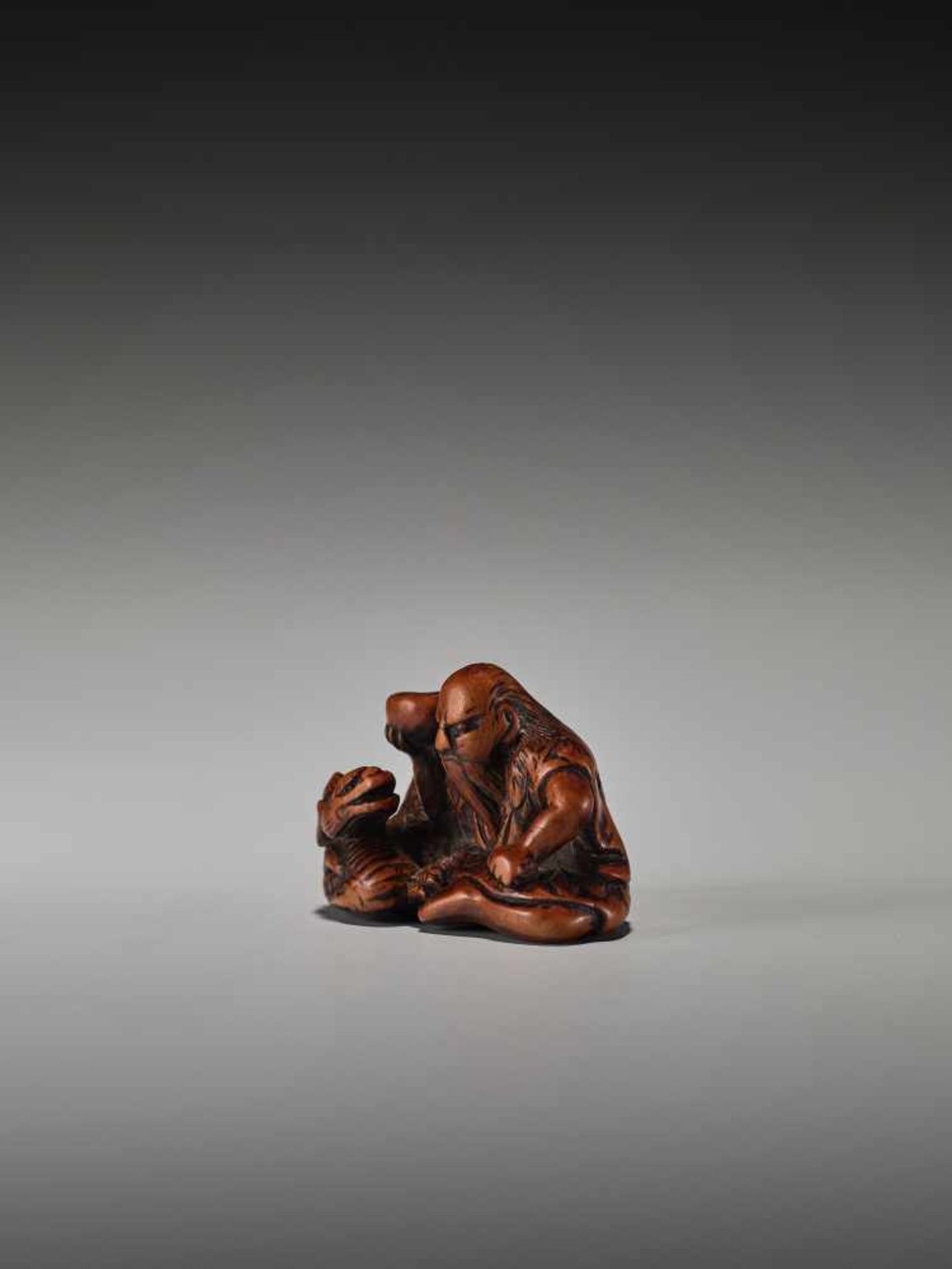 A RARE WOOD NETSUKE OF CHINNAN SENNINUnsigned, wood netsukeJapan, 19th century, Edo period (1615- - Bild 3 aus 5