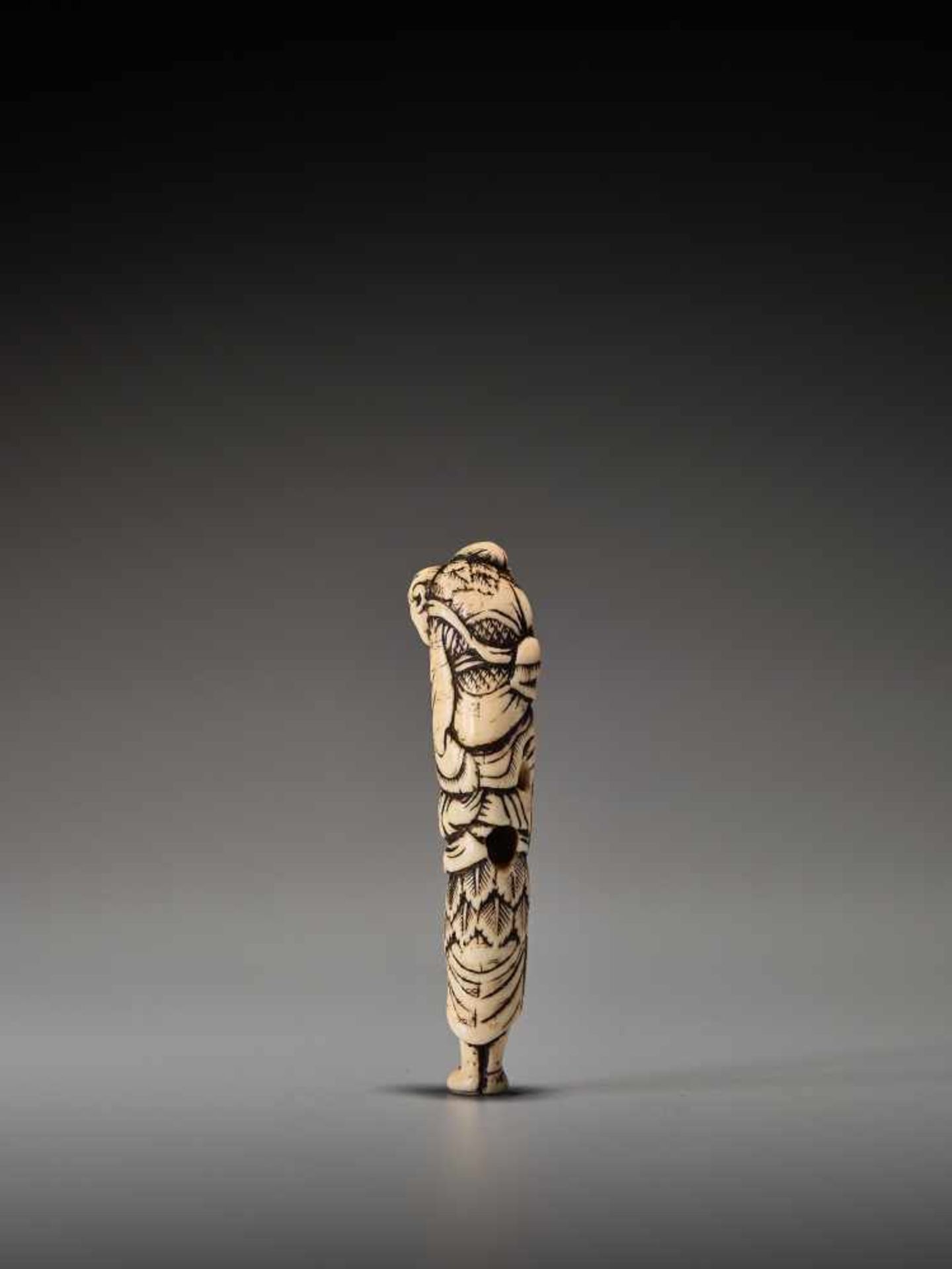 A RARE STAG ANTLER NETSUKE OF IKKAKU SENNIN WITH SENDA BUNINUnsigned, stag antler netsukeJapan, late - Bild 4 aus 5