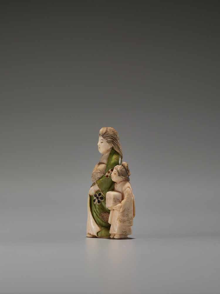 A TOKYO-SCHOOL IVORY NETSUKE OF AN OIRAN WITH A KAMURO BY GYOKUZANBy Gyokuzan, ivory netsuke with - Image 3 of 6