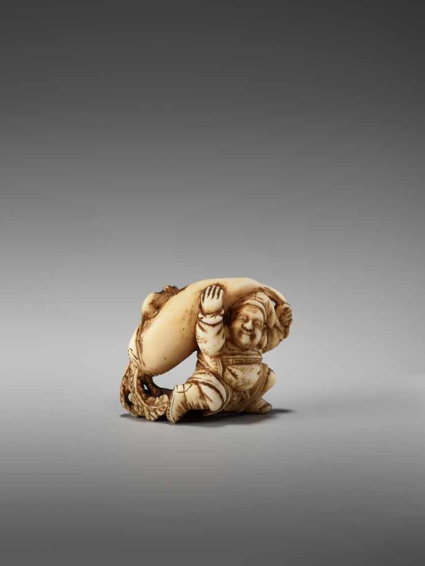 A SMALL IVORY NETSUKE OF DAIKOKU WITH DAIKON AND RAT BY THE TOMOCHIKA SCHOOLBy Tomochika, ivory - Bild 6 aus 9