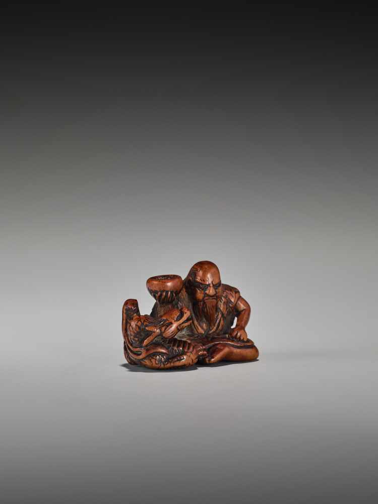 A RARE WOOD NETSUKE OF CHINNAN SENNINUnsigned, wood netsukeJapan, 19th century, Edo period (1615- - Image 2 of 5