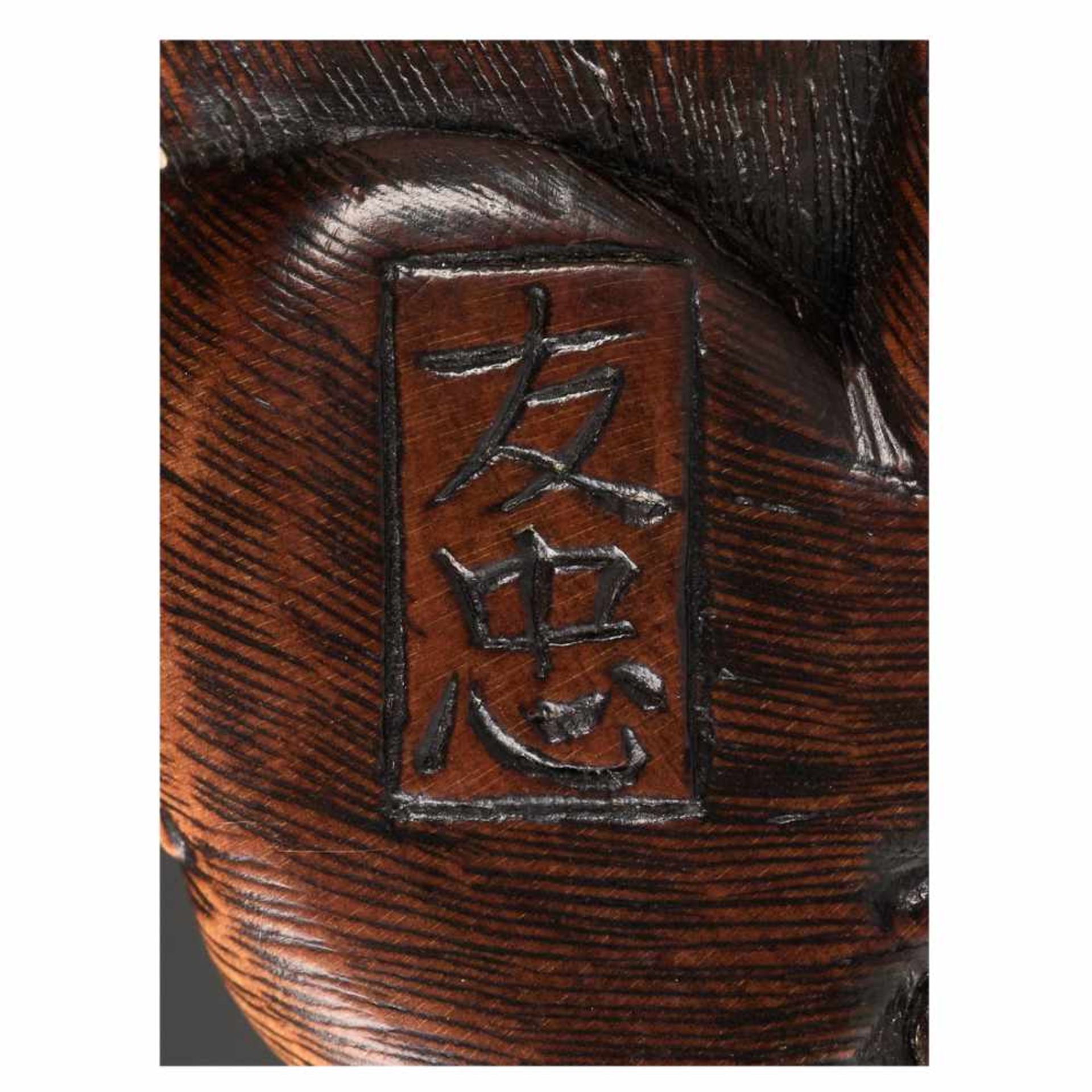 A RARE WOOD NETSUKE OF A RECUMBENT OX SIGNED TOMOTADASigned Tomotada, wood netsukeJapan, 19th - Bild 8 aus 8