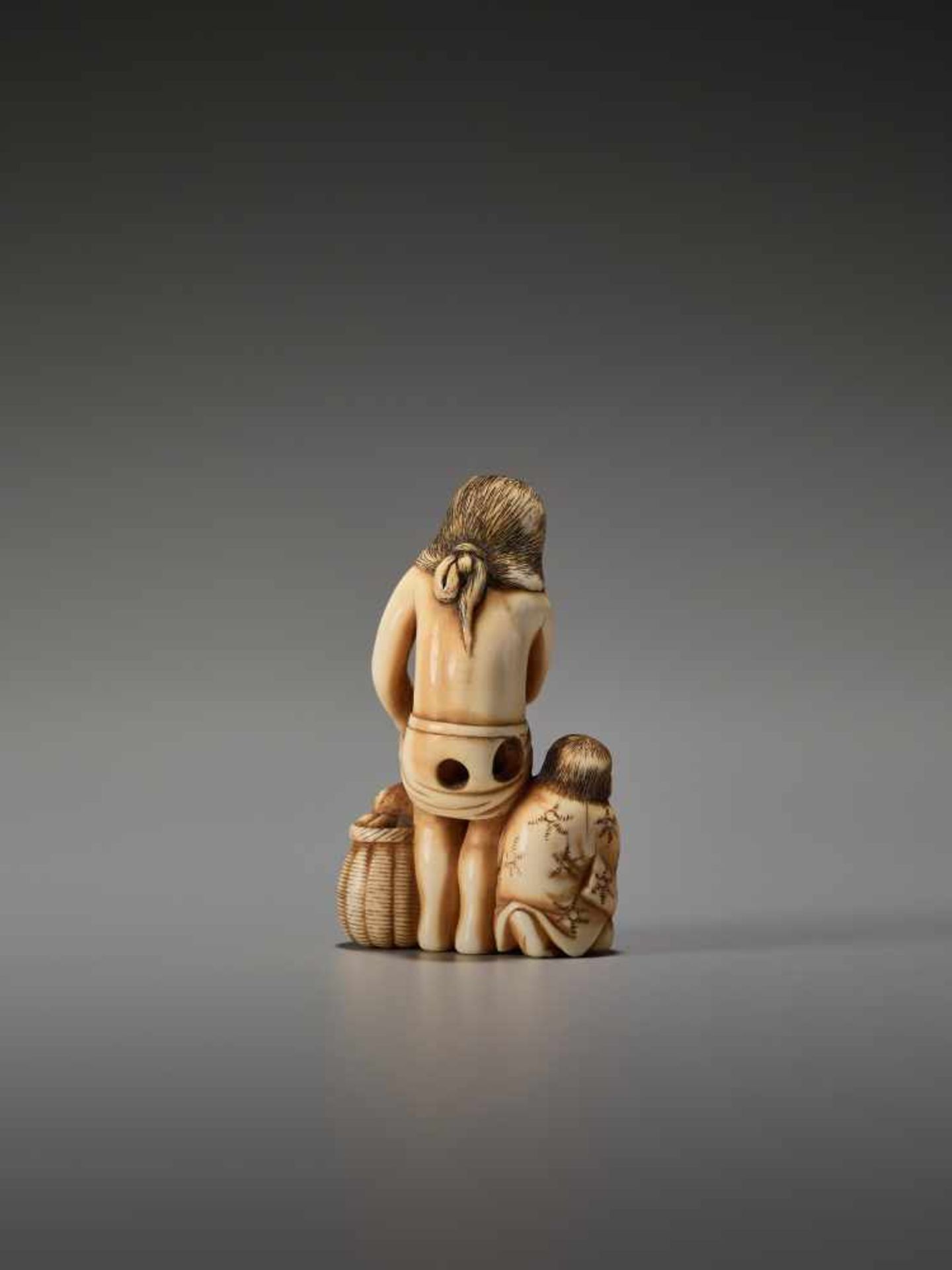 A RARE IVORY SHUNGA NETSUKE WITH BIJIN, BOY AND OCTOPUSUnsigned, ivory shunga netsukeJapan, Tokyo, - Bild 6 aus 7