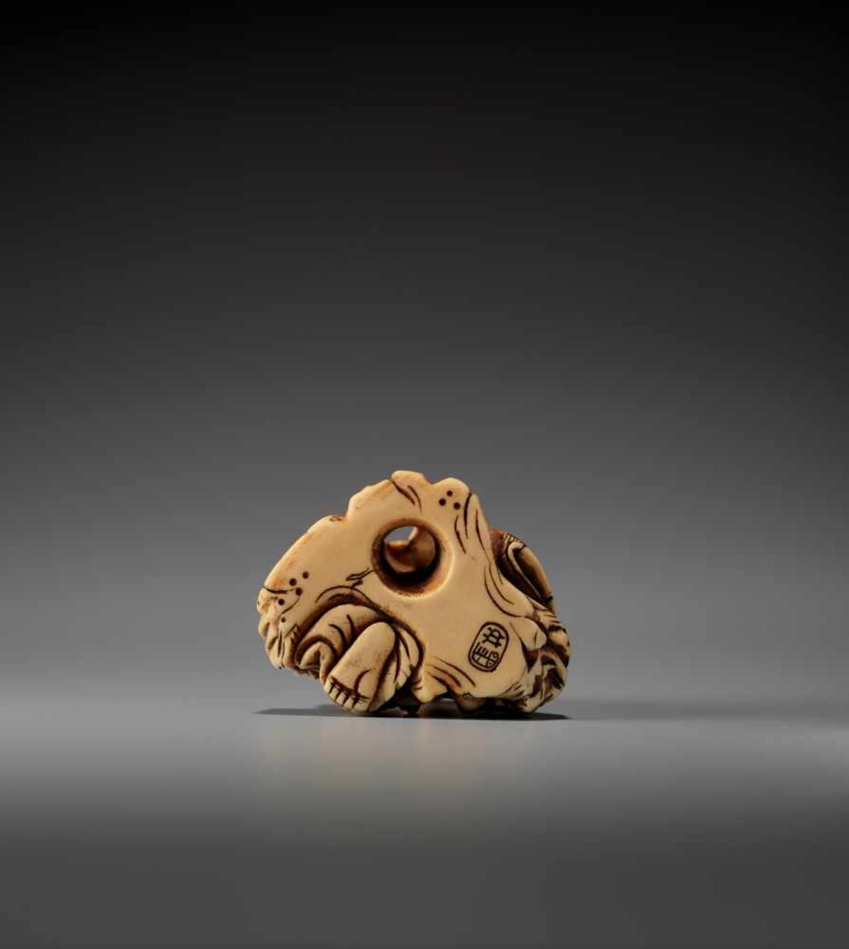 AN IVORY NETSUKE OF A RAKAN ON A ROCK BY ZOKOKUBy Zokoku, ivory netsukeJapan, 19th century, Edo - Bild 6 aus 7